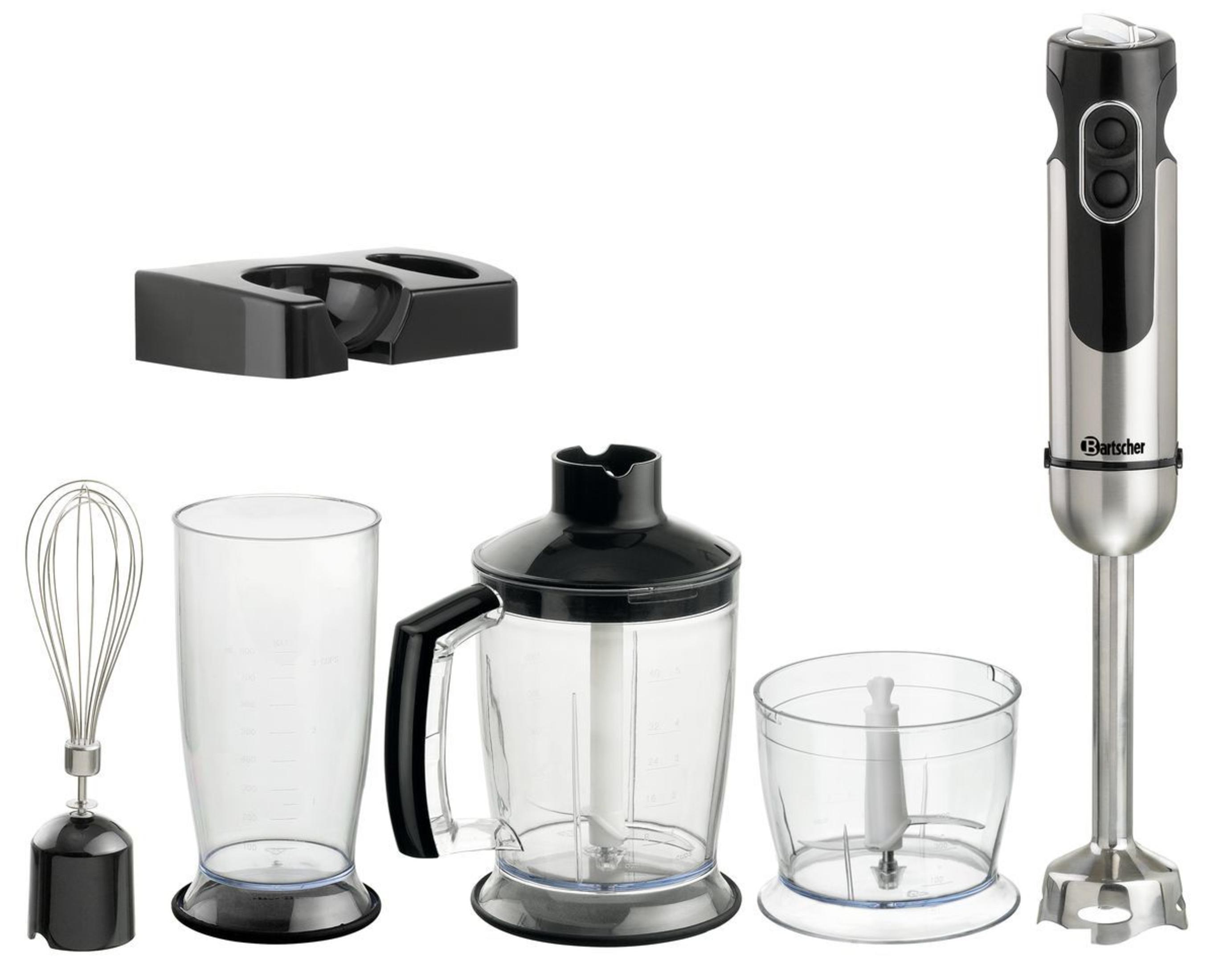 Ein Stabmixer mit Zubehör: Messbecher, Schneebesen, Zerkleinerer und Halterung.