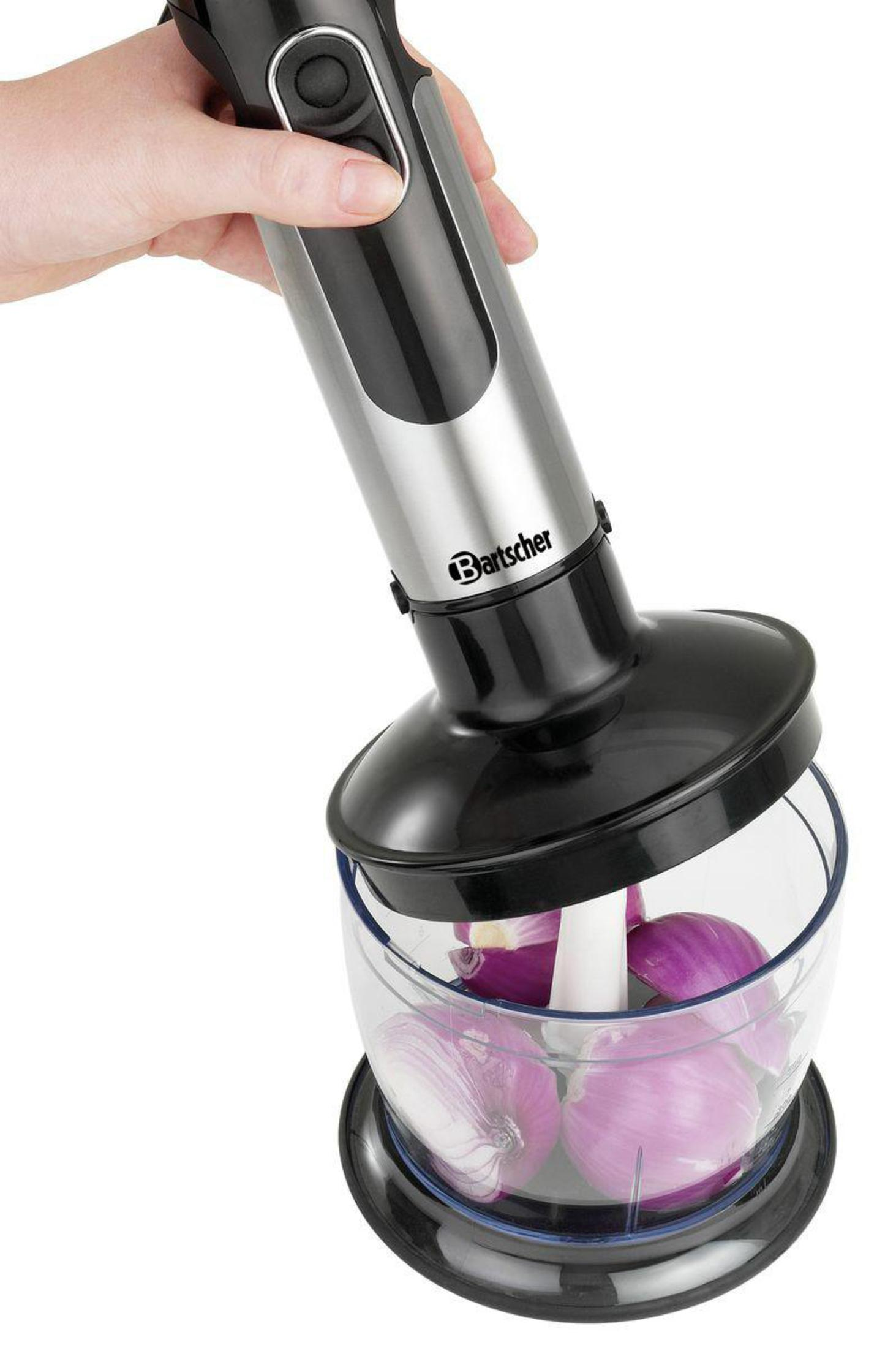 Ein Mensch hält einen Stabmixer über einem Chopper mit roten Zwiebeln darin.