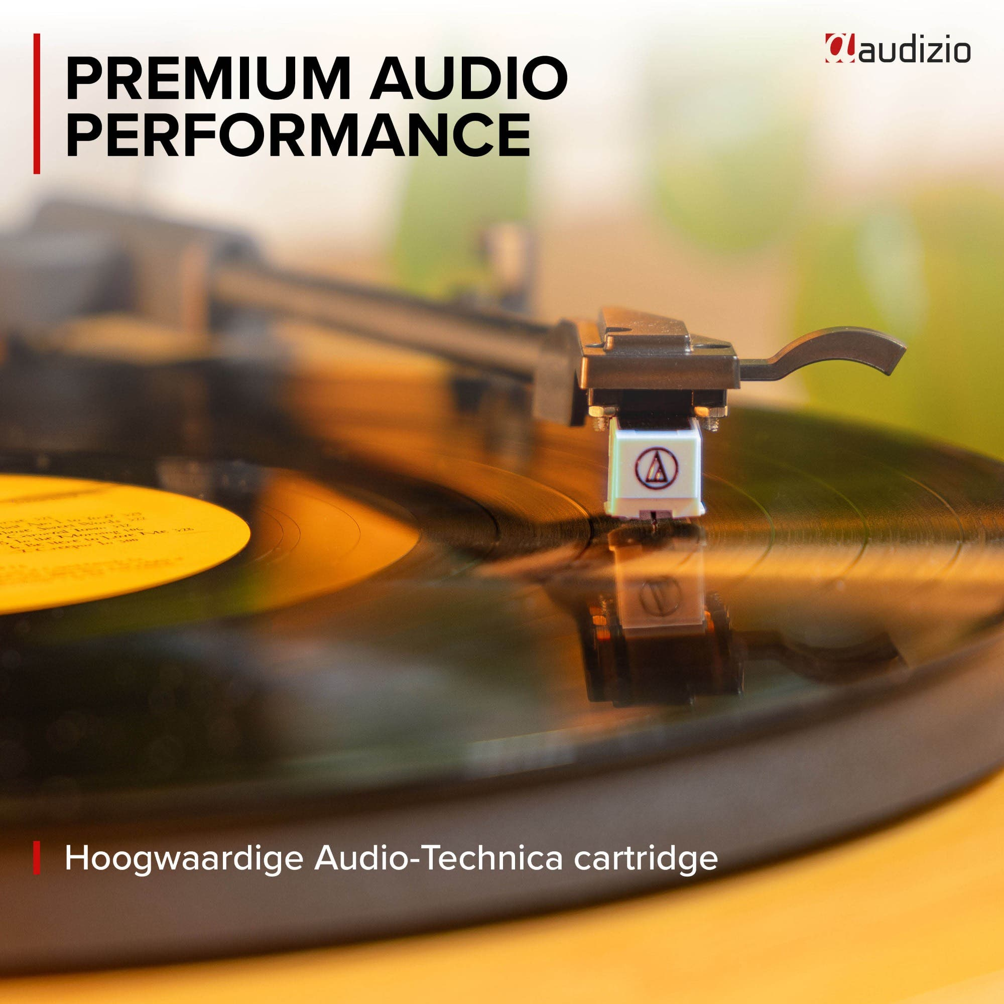 Primer plano de un tocadiscos con aguja Audio-Technica en un disco amarillo.