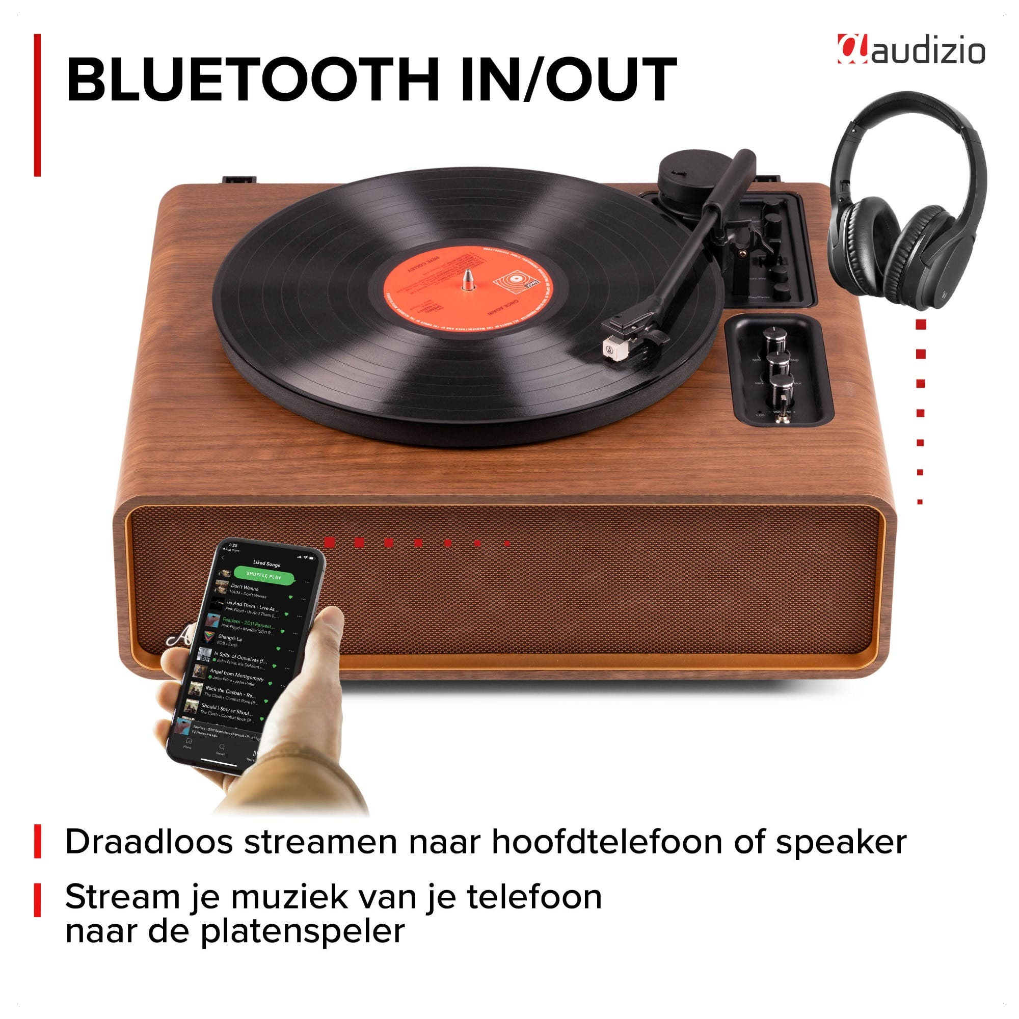 Un tocadiscos de madera con auriculares y un smartphone mostrando una app de música.