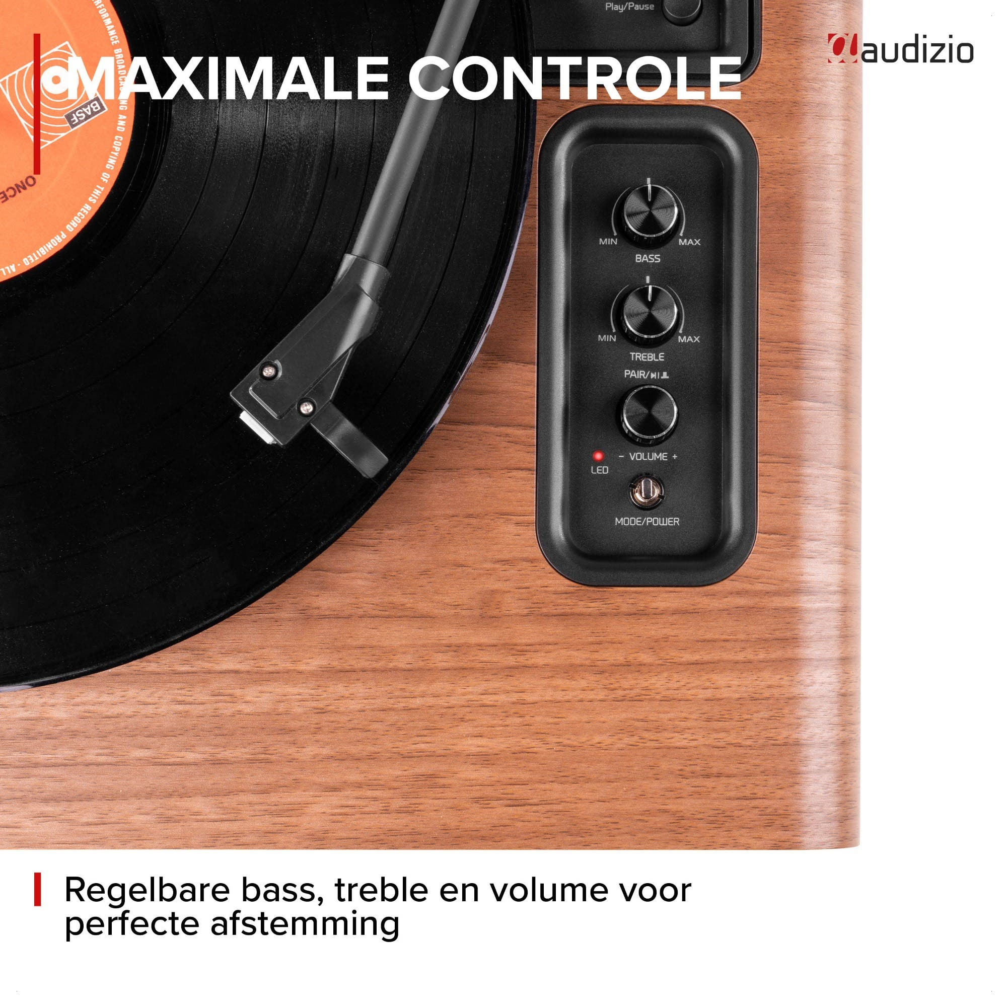 Tocadiscos con carcasa de madera y controles de graves, agudos y volumen.