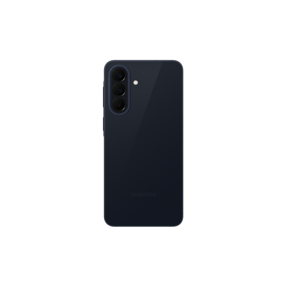 Ciemnoniebieski telefon Samsung z potrójnym aparatem na białym tle.
