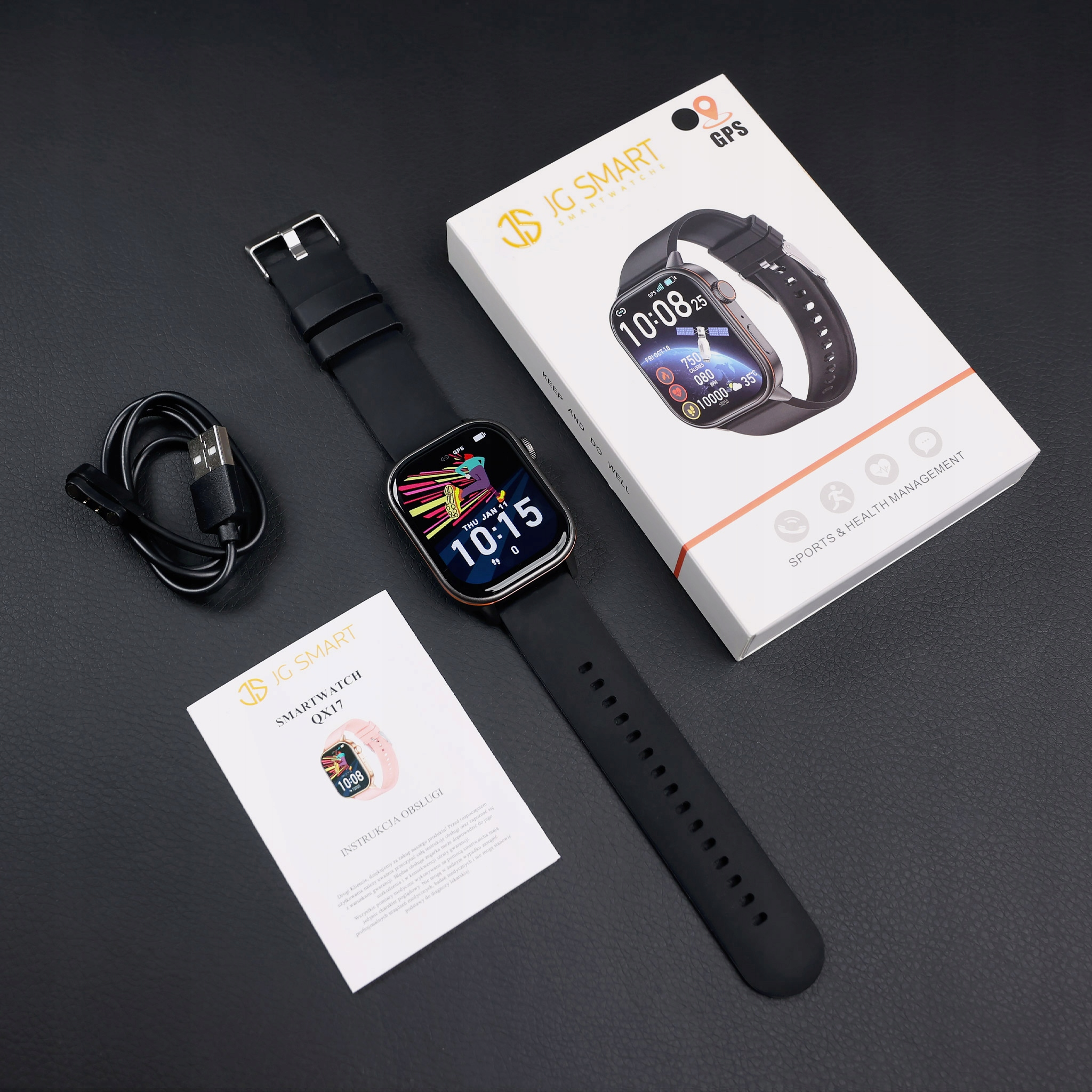 Czarny zestaw smartwatch z kablem ładującym, instrukcją i pudełkiem na czarnym tle.