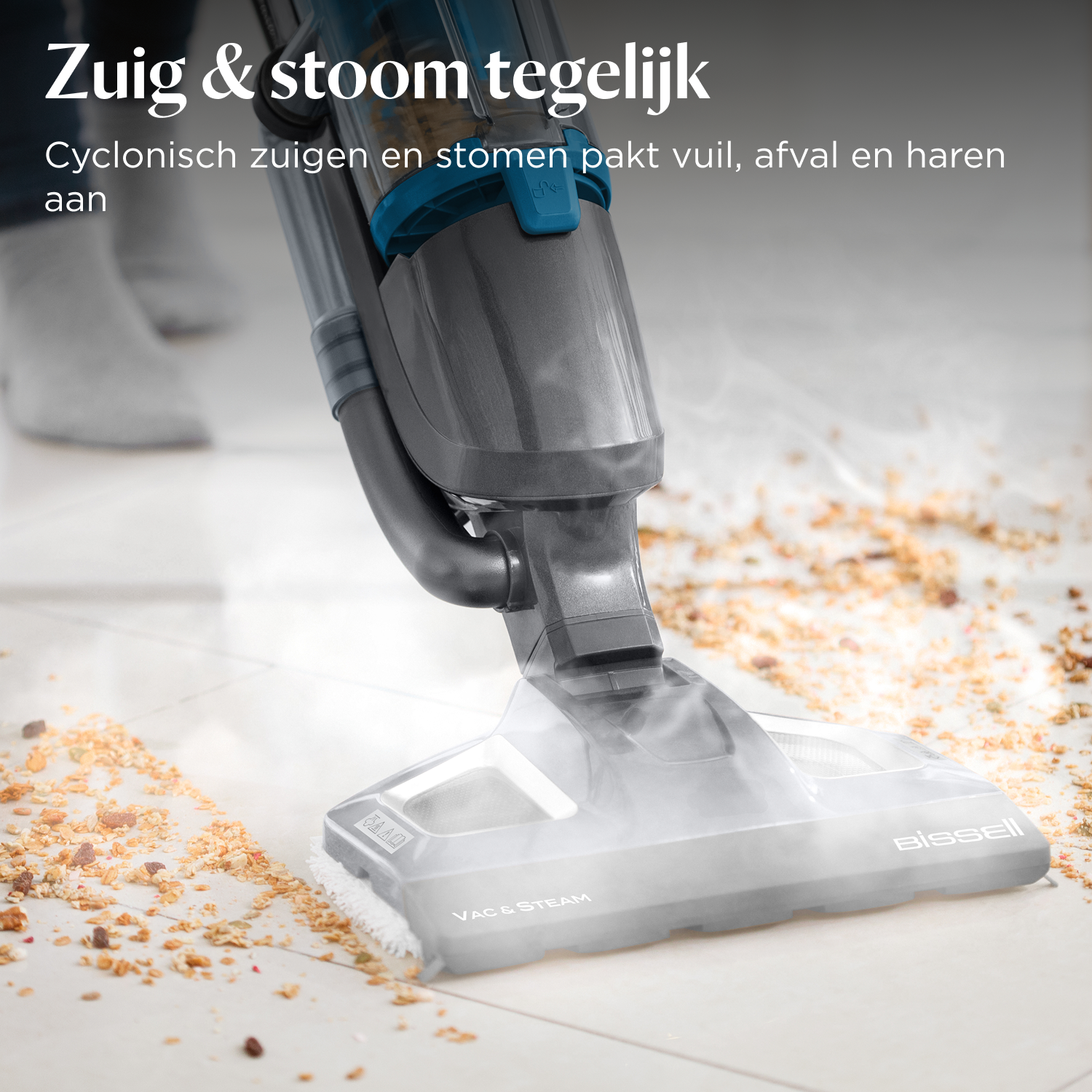 Ein bissell Staubsauger saugt und dampft gleichzeitig Krümel vom Boden.