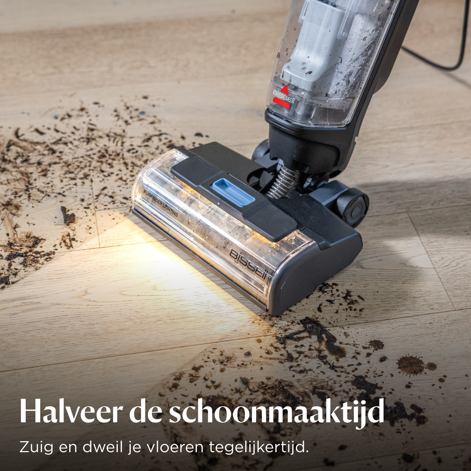 Un aspirateur eau et poussière nettoie un parquet sale avec un faisceau lumineux.