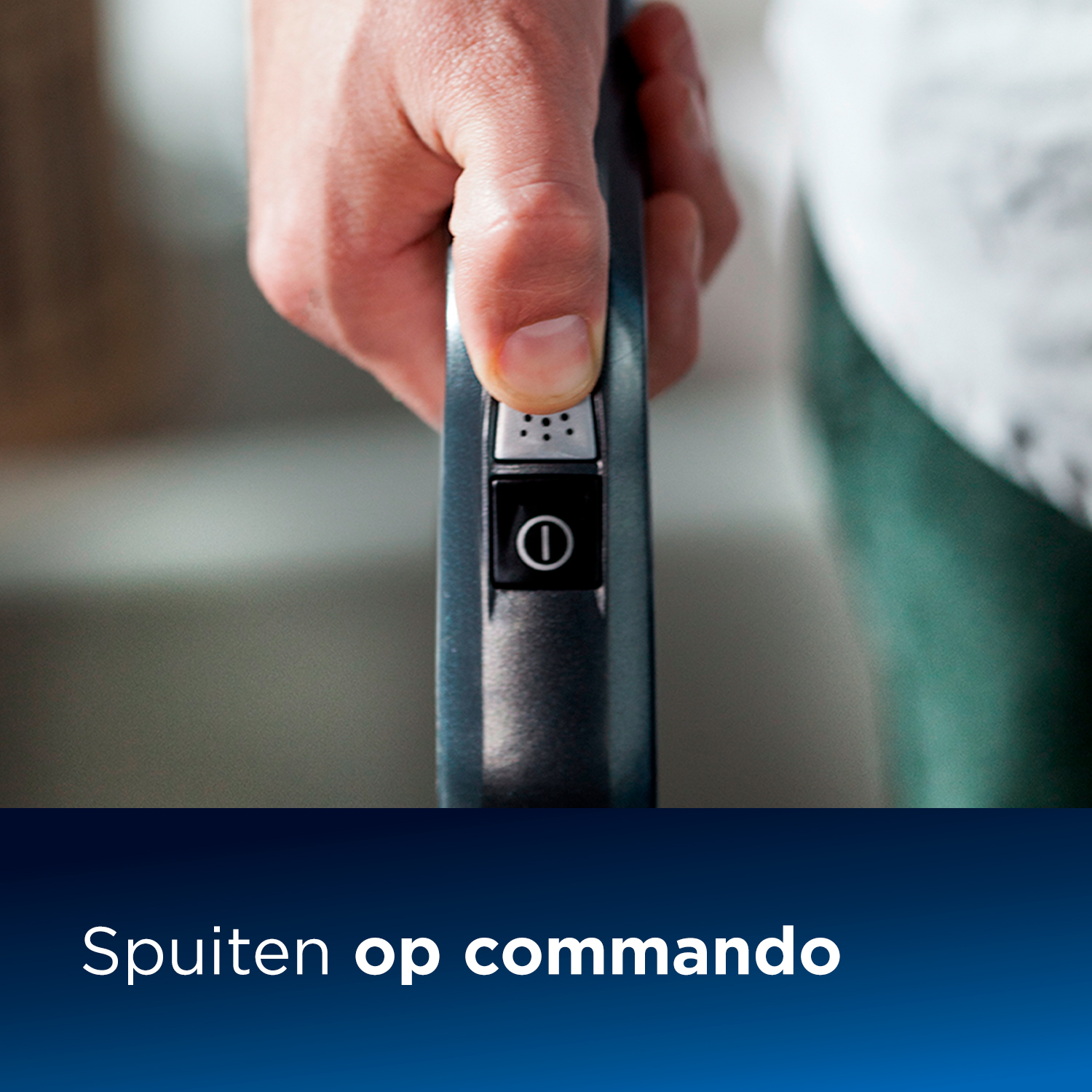Eine Hand drückt einen Knopf an einem dunklen Gerät. Schaum im Hintergrund.