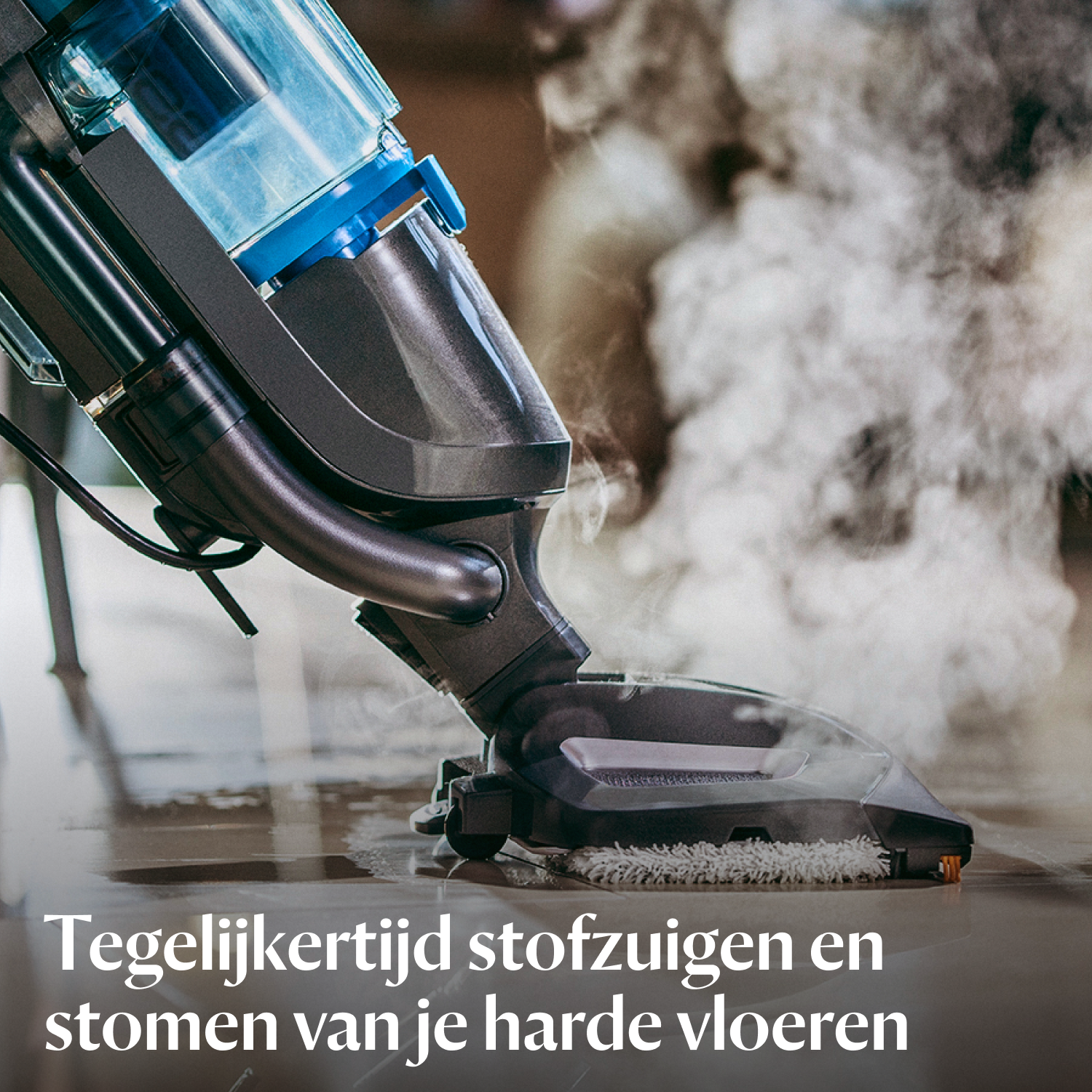 Un nettoyeur vapeur aspire et nettoie un sol simultanément.