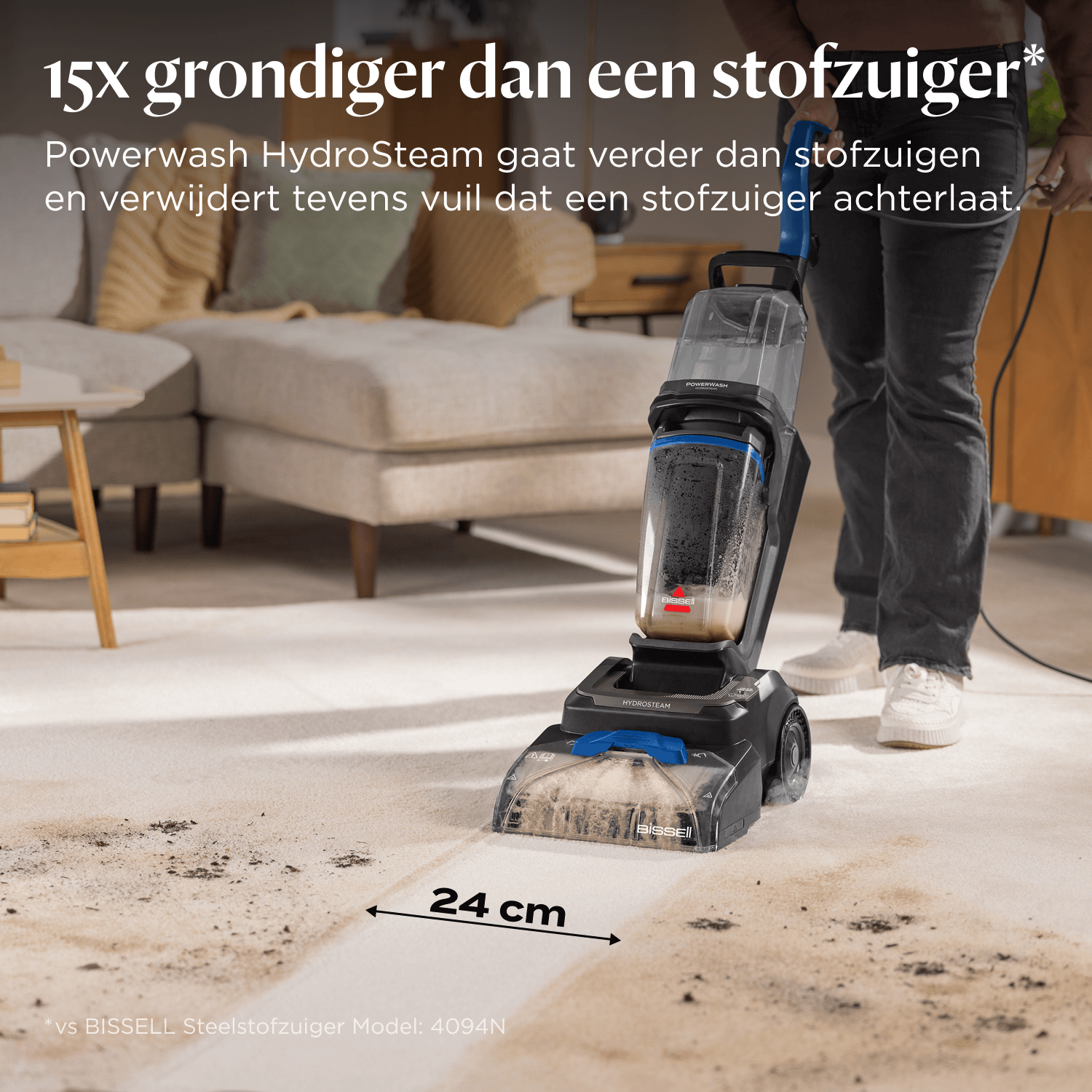 Ein Mann benutzt einen Teppichreiniger, der 24 cm breit ist und Schmutz entfernt.