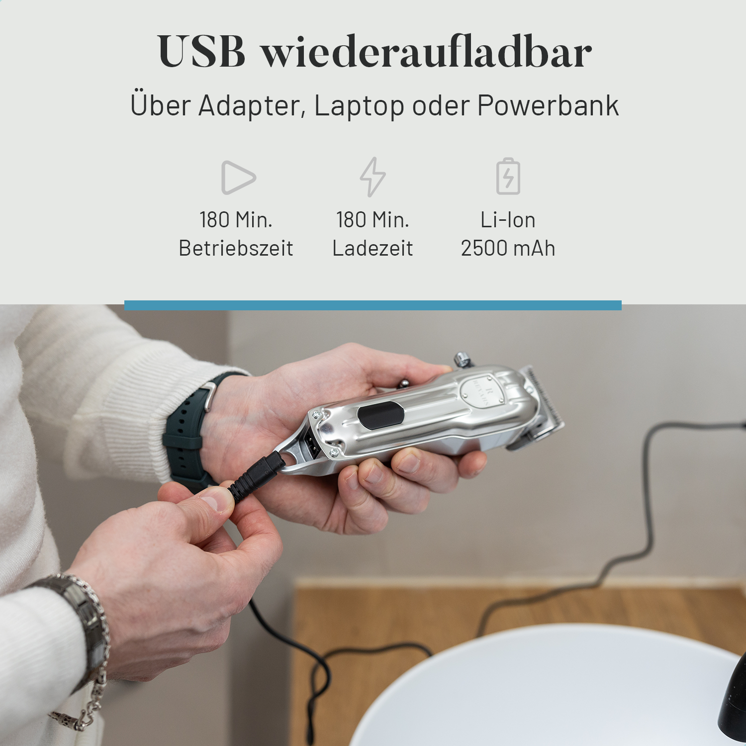 Eine Person schließt ein silbernes USB-Ladegerät an einen Haarschneider an.
