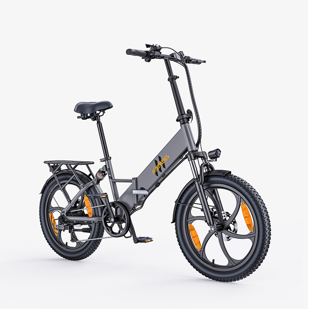 Una bicicleta eléctrica plegable gris con reflectores naranjas en las ruedas y portaequipajes.