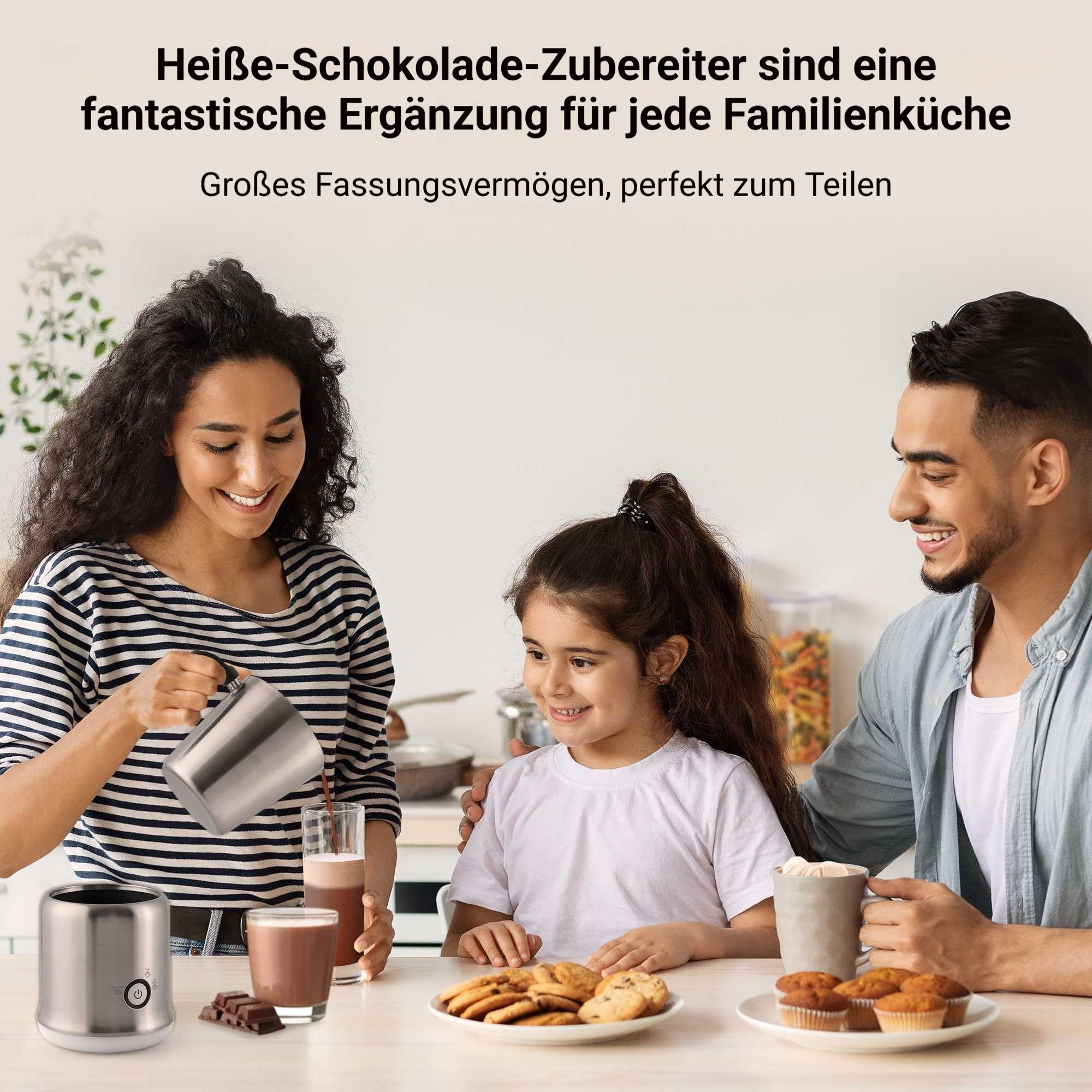 Familie genießt heiße Schokolade mit Keksen und Muffins. Ein Zubereiter steht auf dem Tisch.