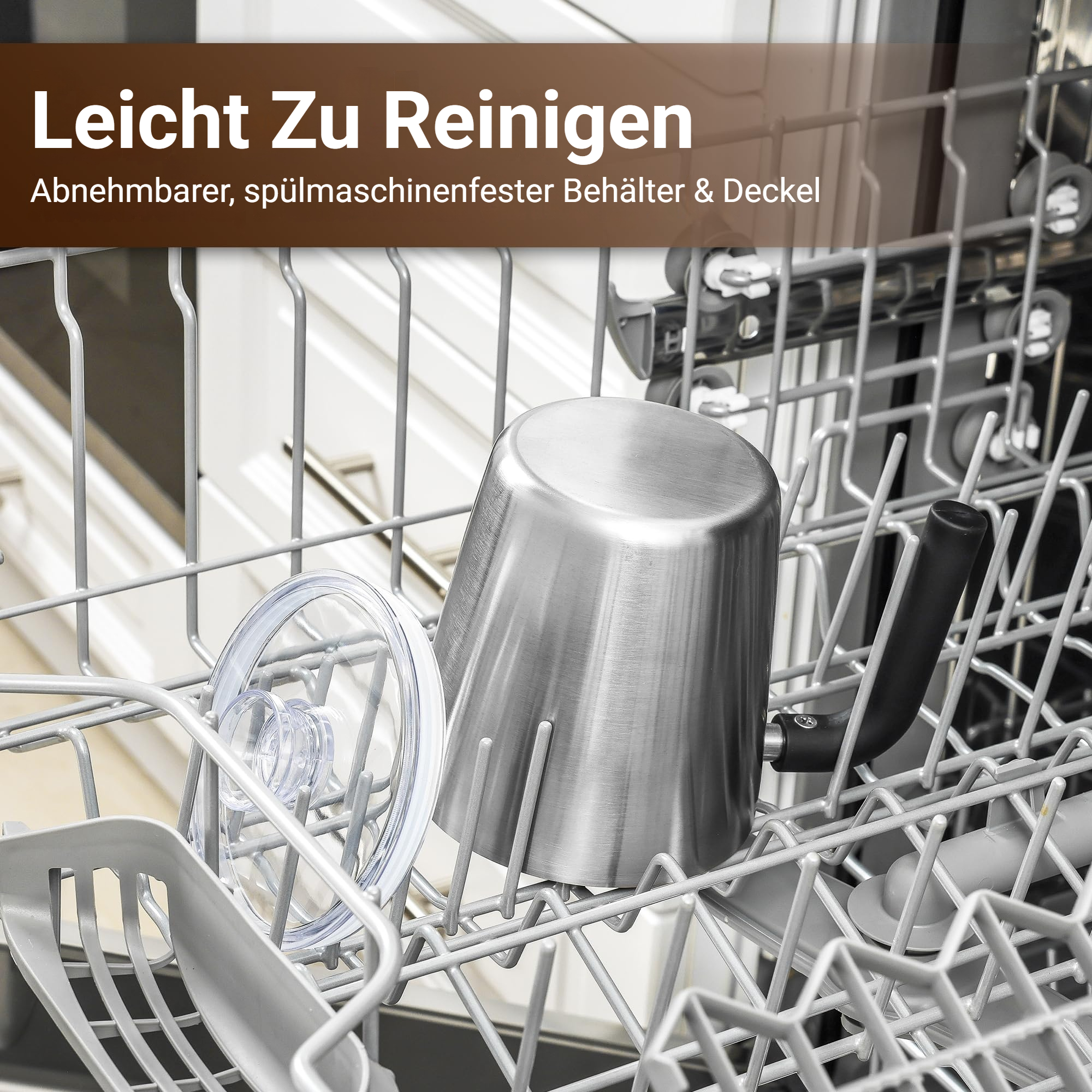 Metallbecher und Deckel im Geschirrspülerkorb