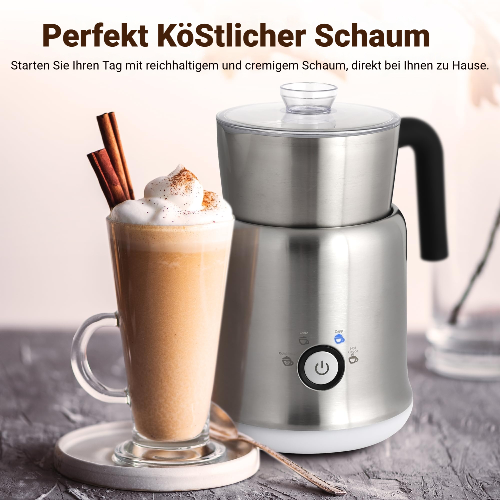 Ein Glas cremiger Latte mit Zimtstangen und ein Milchaufschäumer.