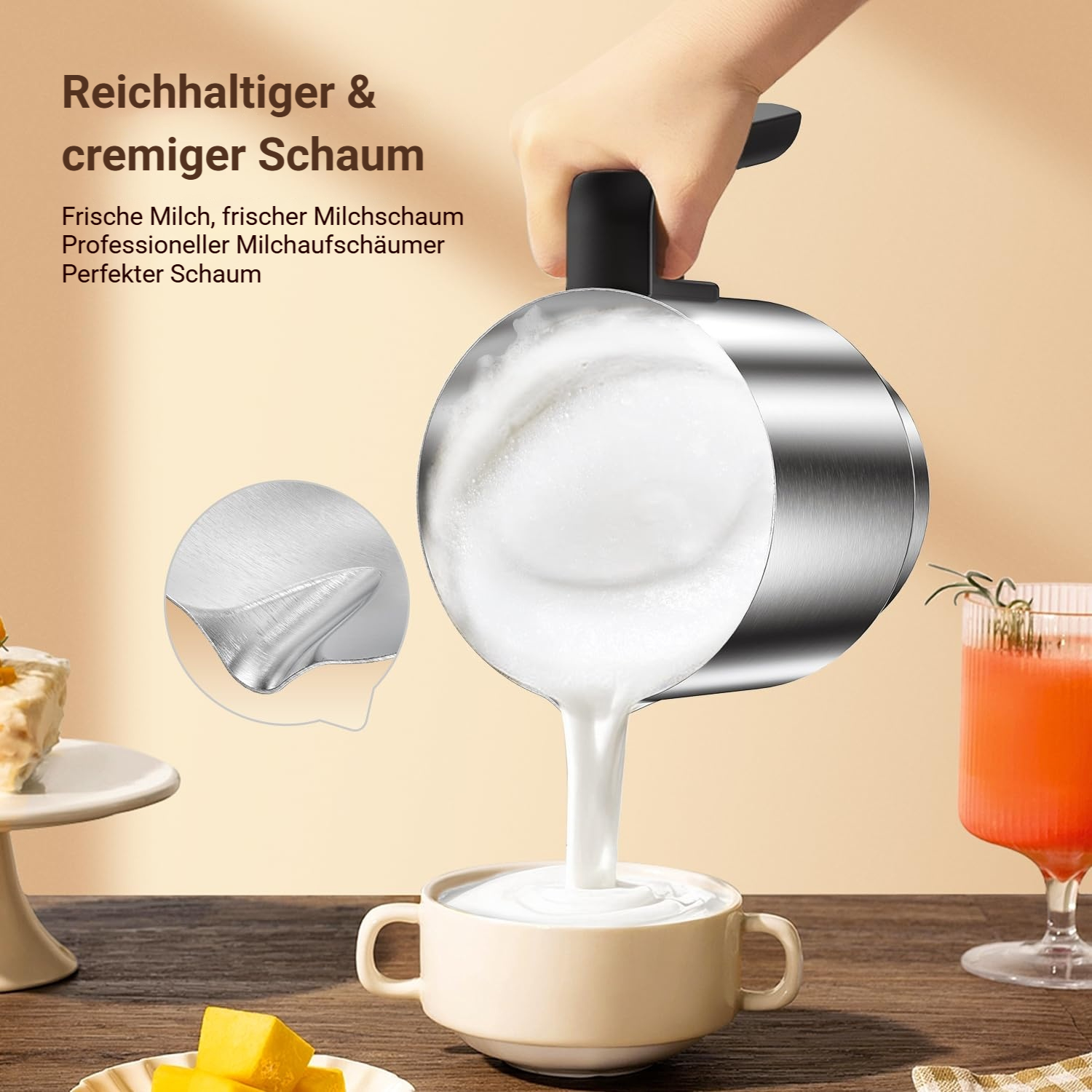 Ein silberner Milchaufschäumer mit Henkel schüttet cremigen Milchschaum in eine beige Tasse.