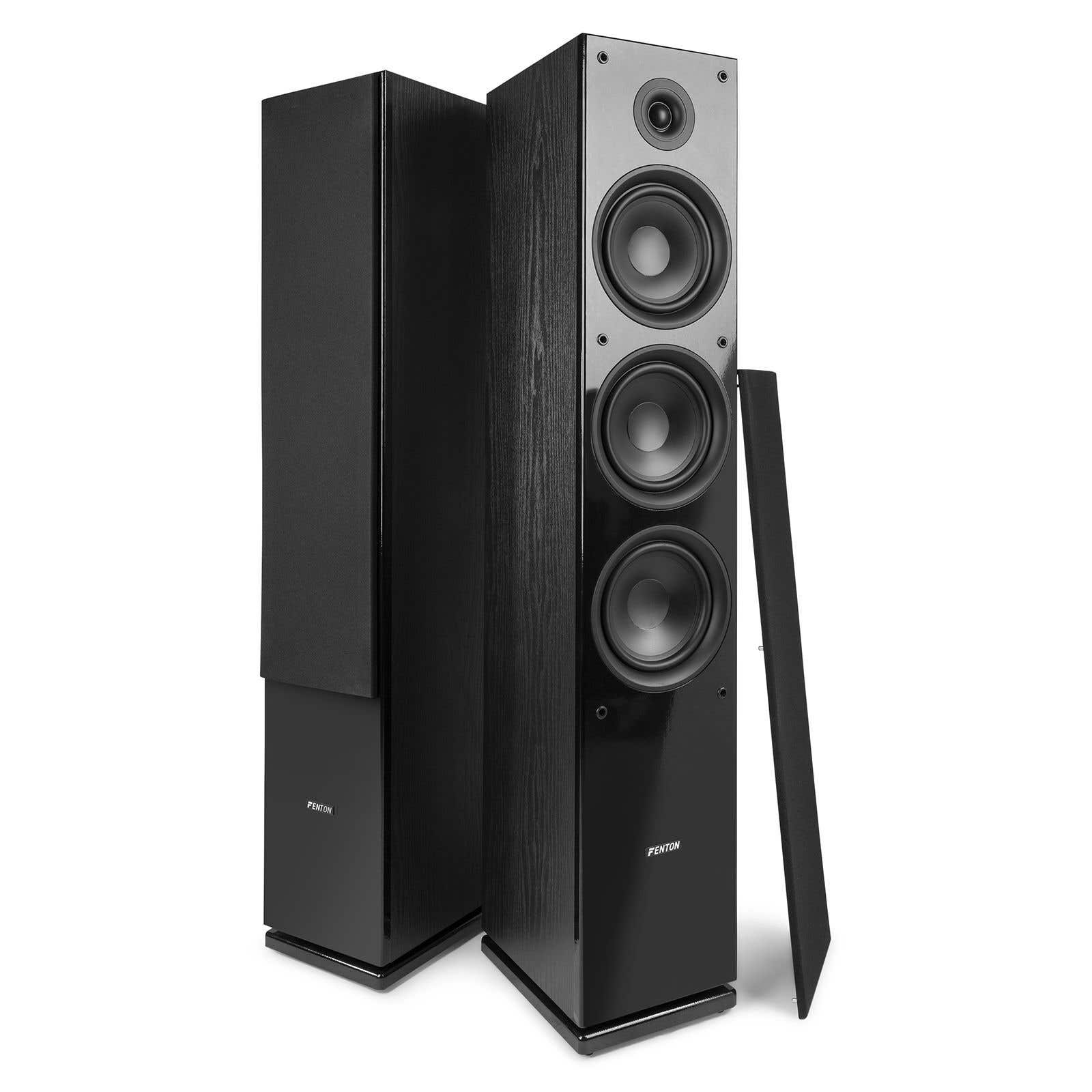 Dos altavoces negros, uno delante con tres altavoces, otro detrás, fondo blanco.
