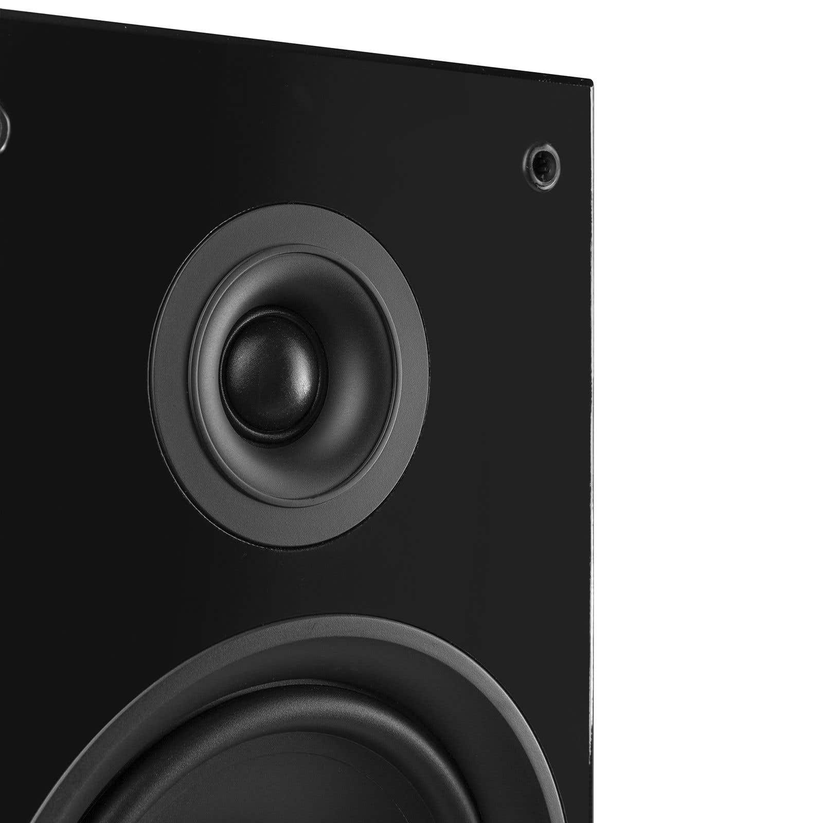 Primer plano de un altavoz negro con dos altavoces y un tweeter.
