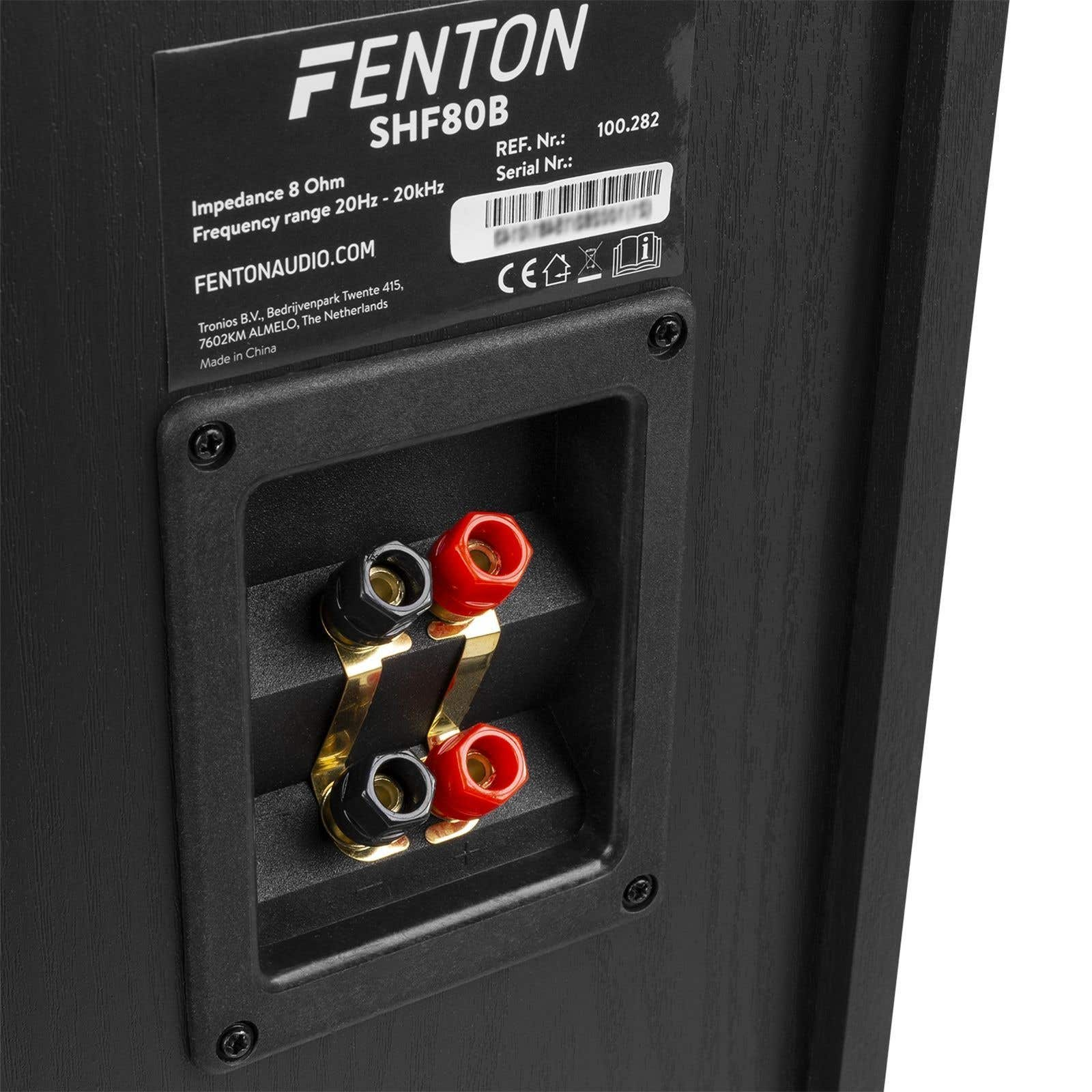 Parte trasera de un altavoz negro con terminales de conexión e información del fabricante.
