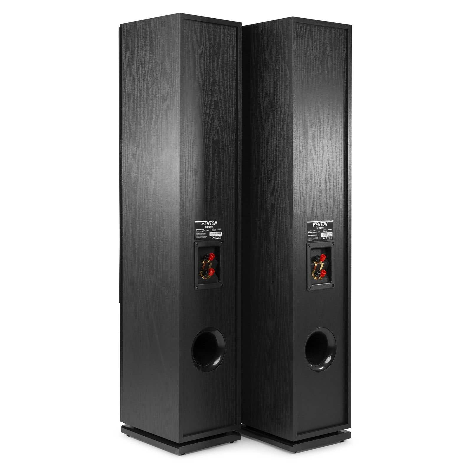 Dos altavoces negros Fenton con veta de madera, vista trasera con conexiones.