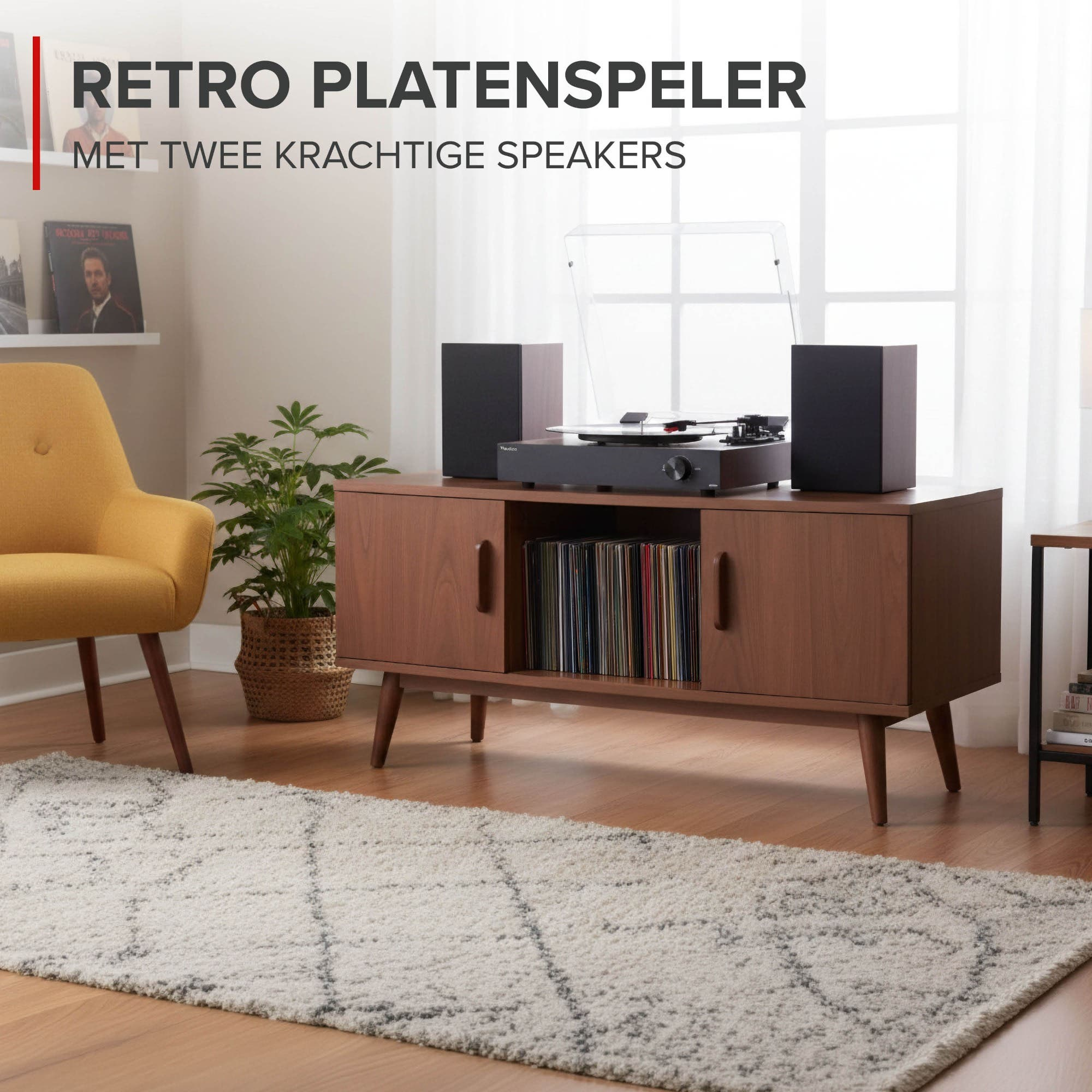 Tocadiscos retro con dos altavoces en un mueble de madera, junto a un sillón amarillo.