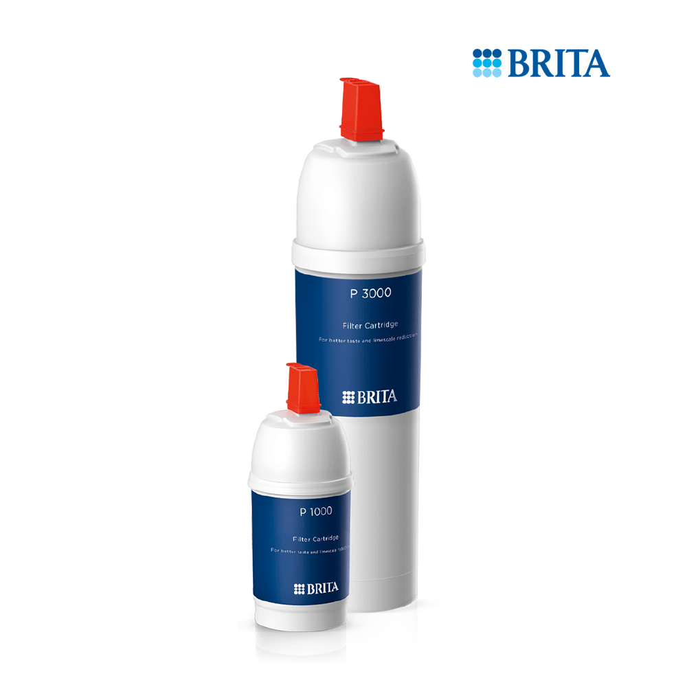 Zwei Brita Wasserfilterkartuschen, eine große P3000 und eine kleine P1000, auf weißem Grund.
