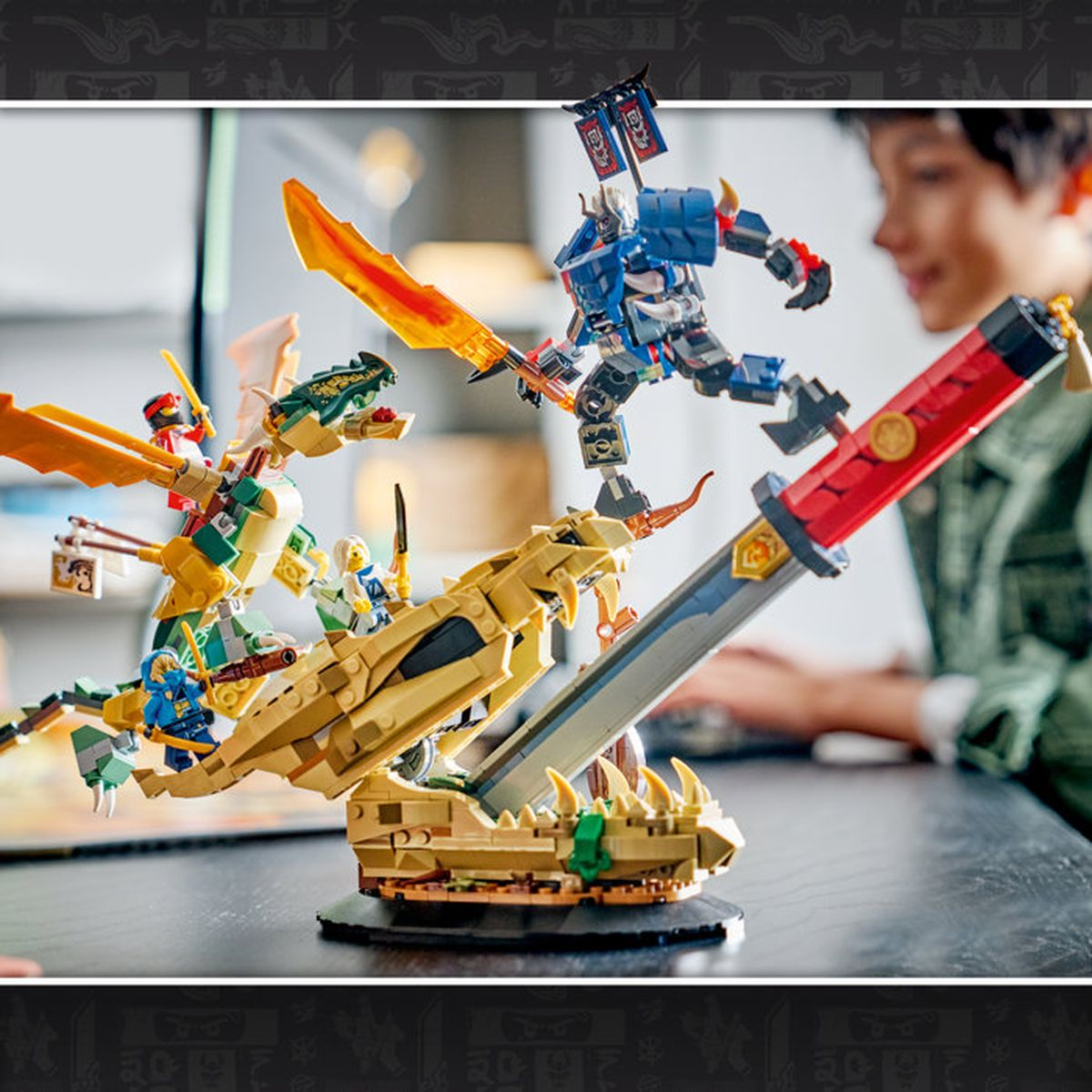 Set LEGO Ninjago con dragones, robots y figuras en un soporte de espada.