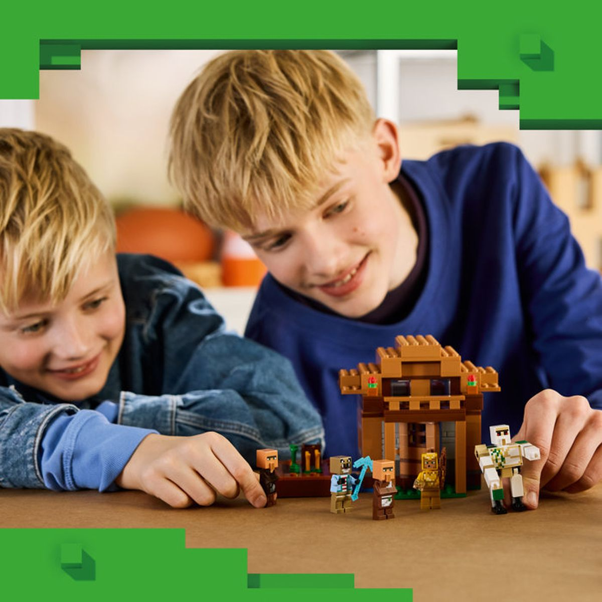 Due ragazzi giocano con figure Lego Minecraft e una piccola casa.