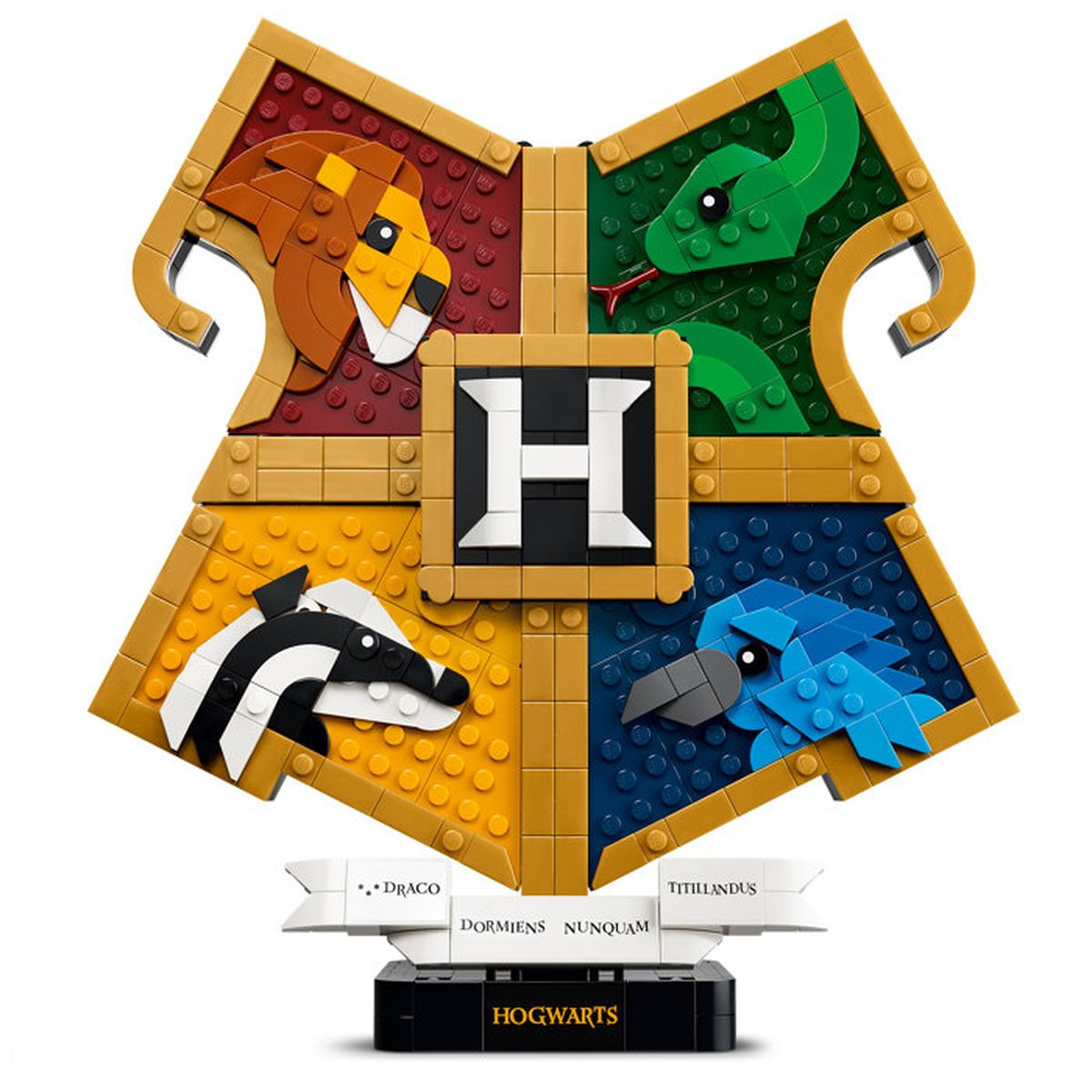 Stemma LEGO di Hogwarts con emblemi di leone, serpente, tasso e corvo. Logo H.