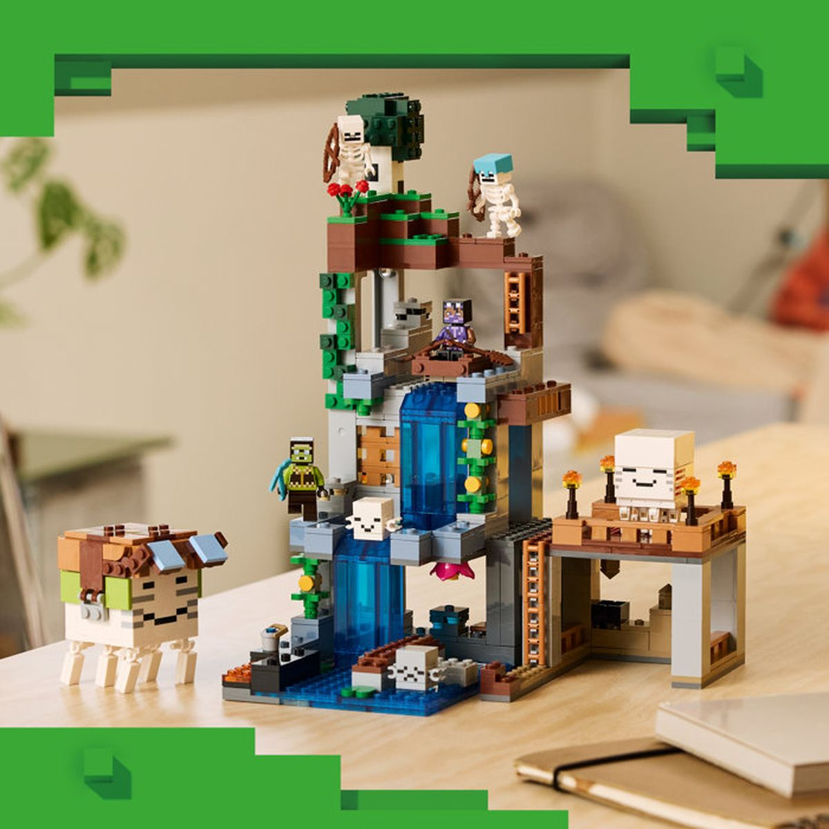 Escena de LEGO de Minecraft con cascada, figuras y una criatura similar a un perro.