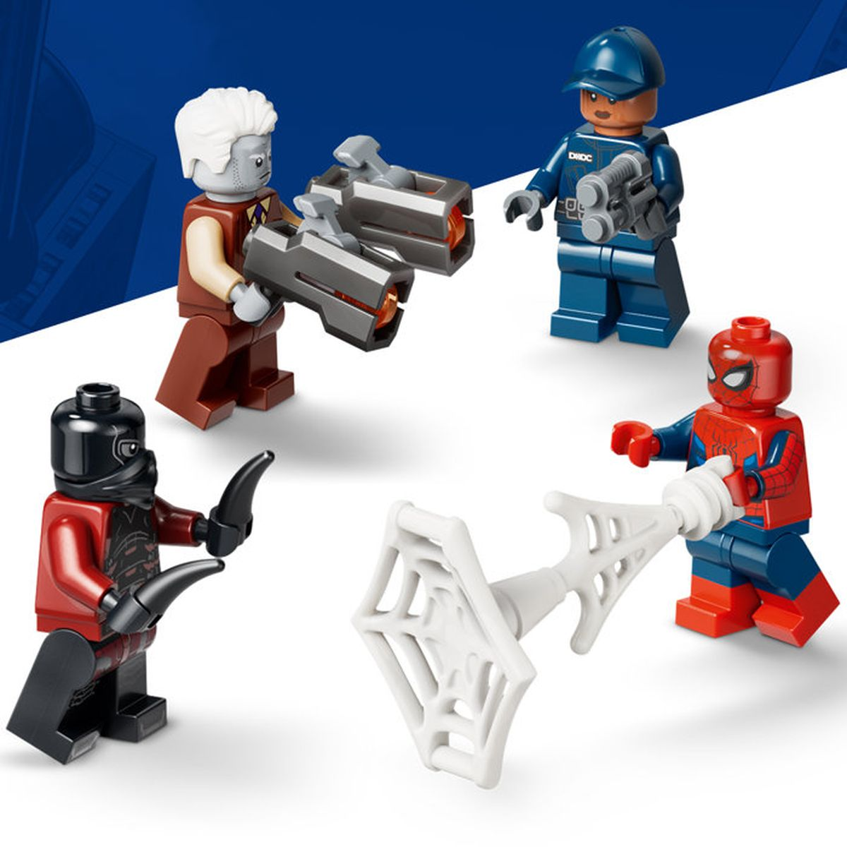 Quattro figure Lego: Spiderman, uomo blu con cappellino, uomo marrone con armi, uomo rosso con maschera nera.