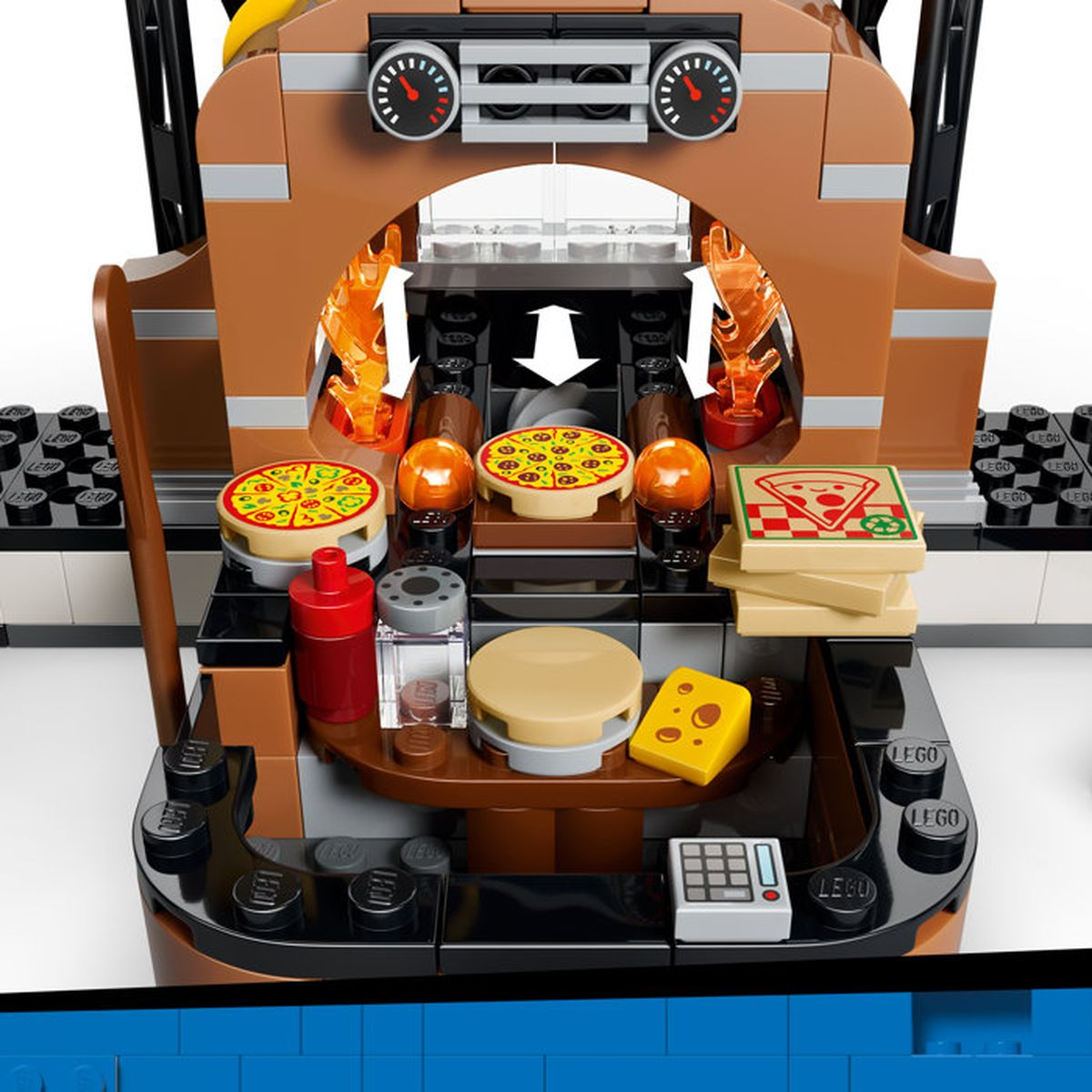 Un horno de pizza Lego con pizzas, llamas y accesorios de cocina.