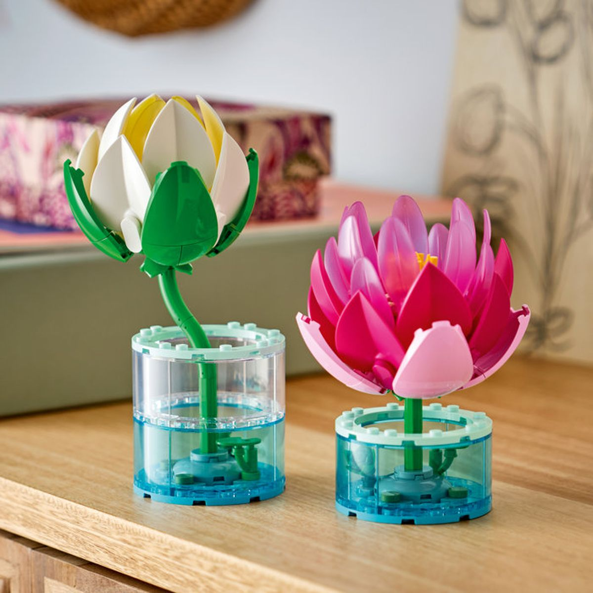 İki Lego çiçeği: vazolar içinde beyaz lotus ve pembe lotus.