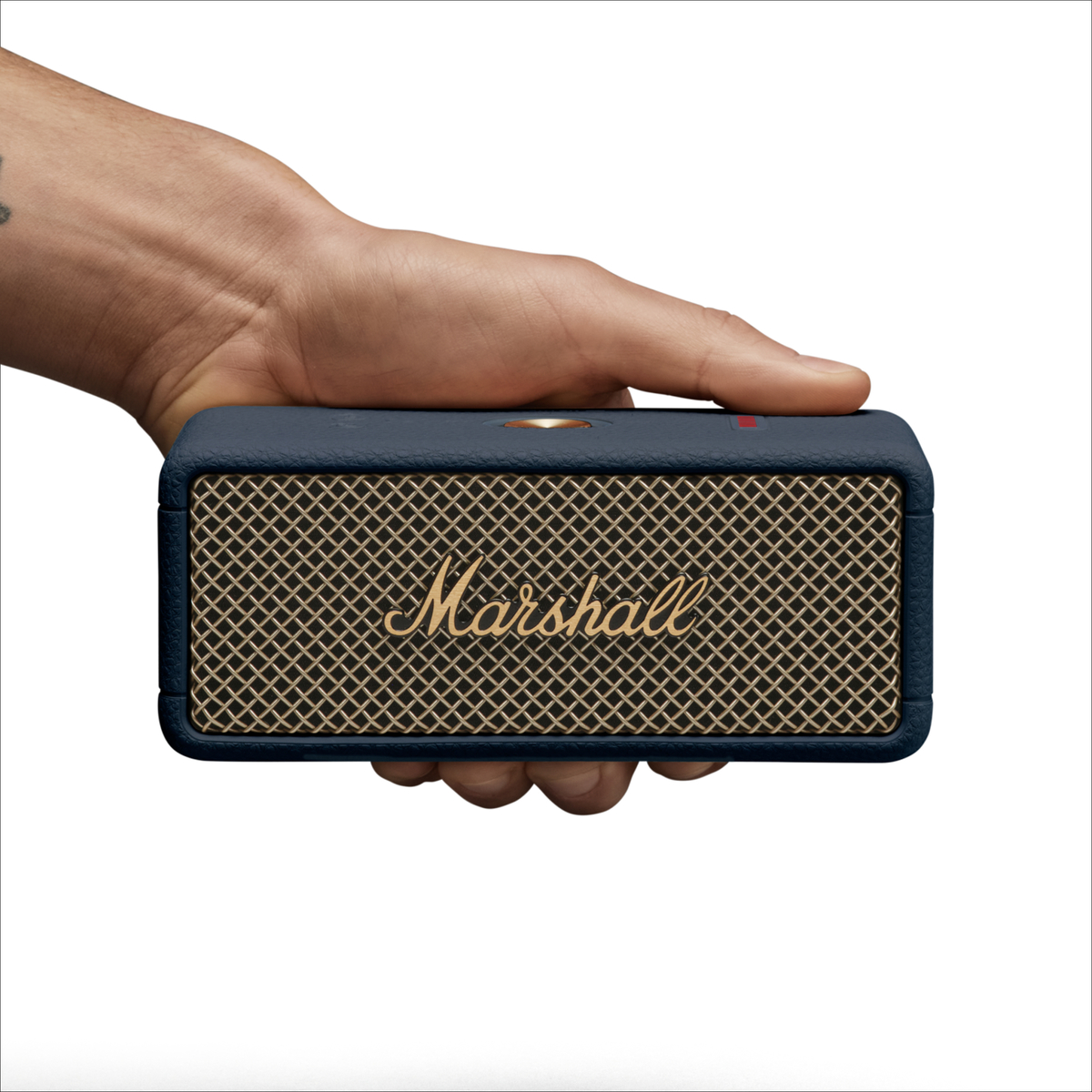 Eine Hand hält einen blauen Marshall-Lautsprecher mit goldenem Gitter.