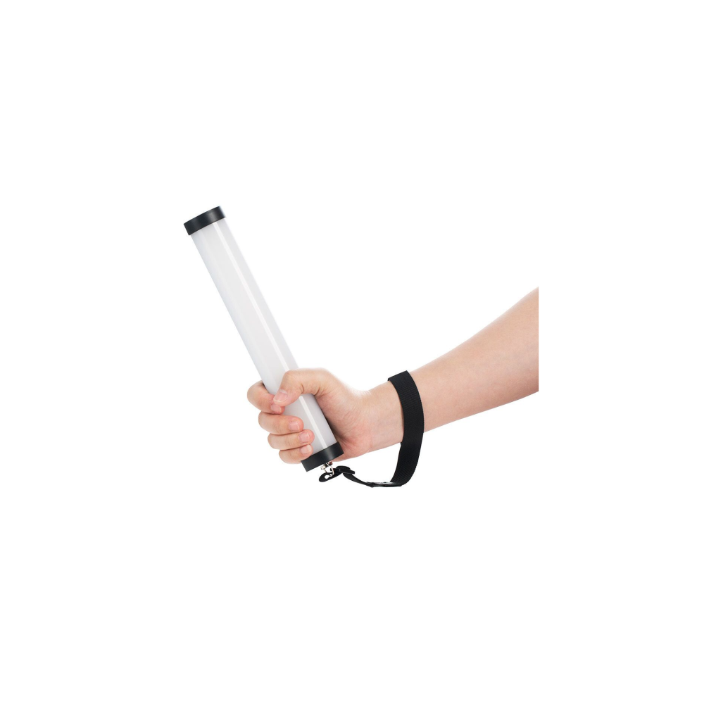 Eine Hand hält eine weiße Leuchtstange mit schwarzer Kappe und Handschlaufe.