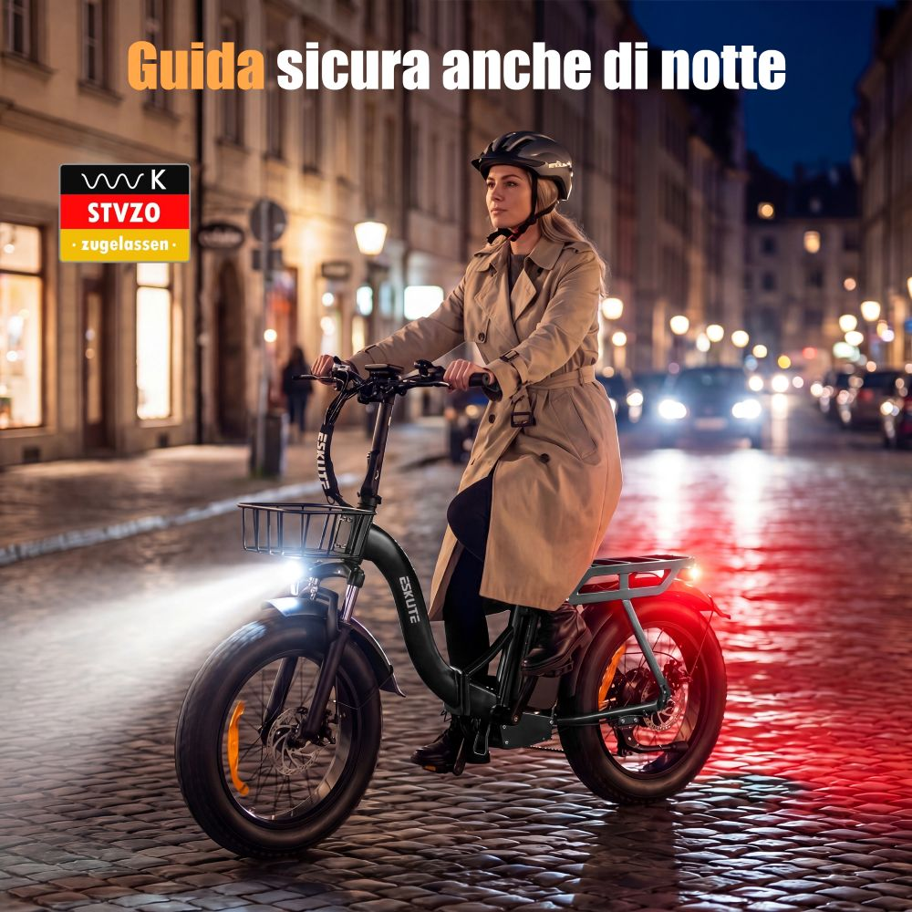 Donna guida e-bike di notte su strada acciottolata, illuminata dai fari.