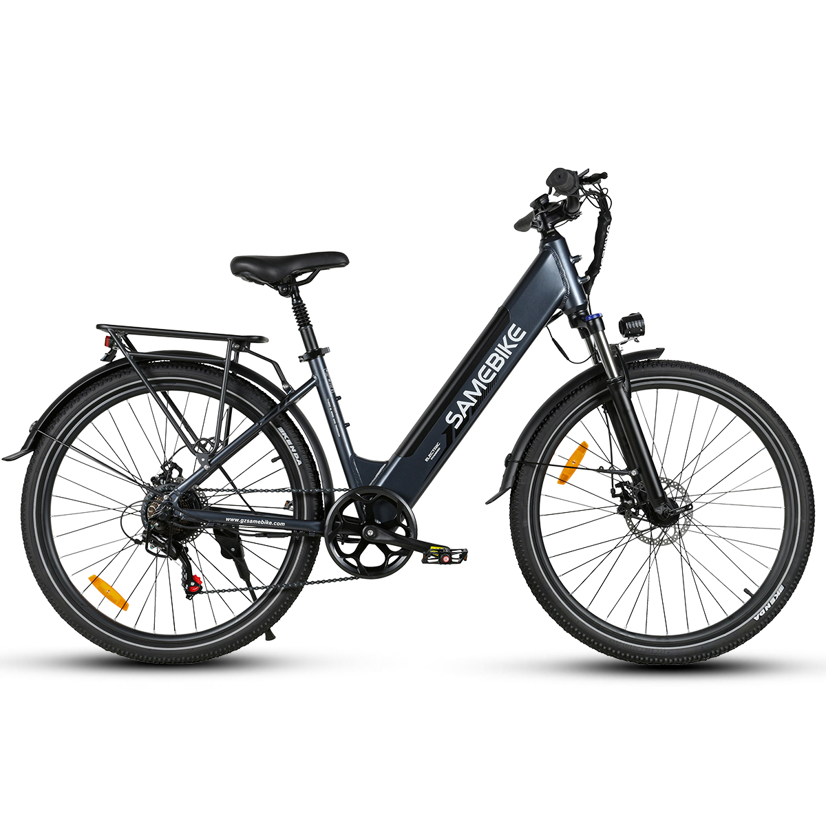 Una bicicletta elettrica grigio scuro con portapacchi, cerchi bianchi e sella nera.