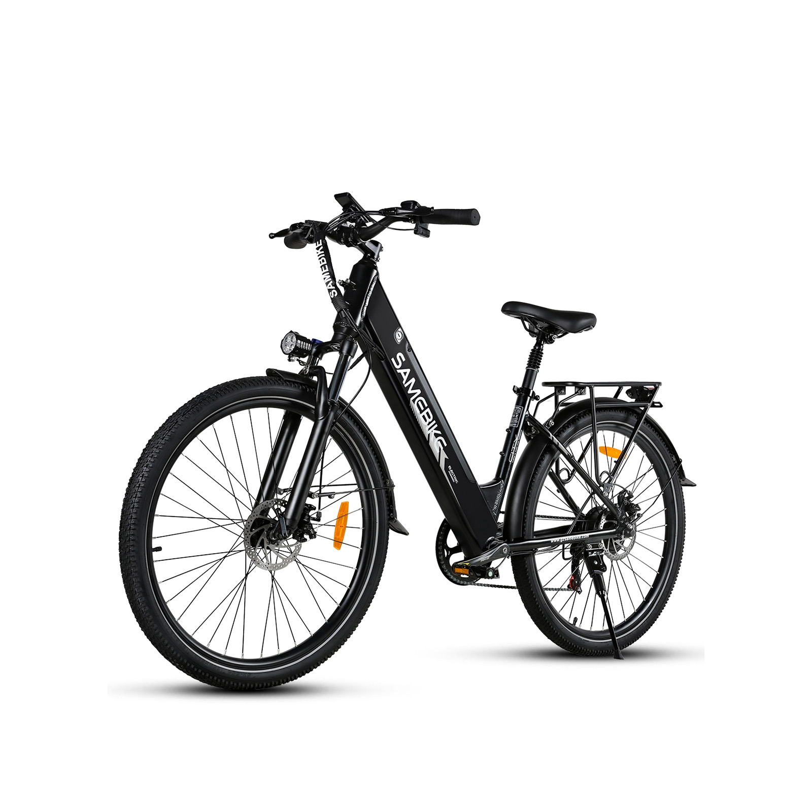 Una bicicletta elettrica nera con portapacchi e luce, su sfondo bianco.