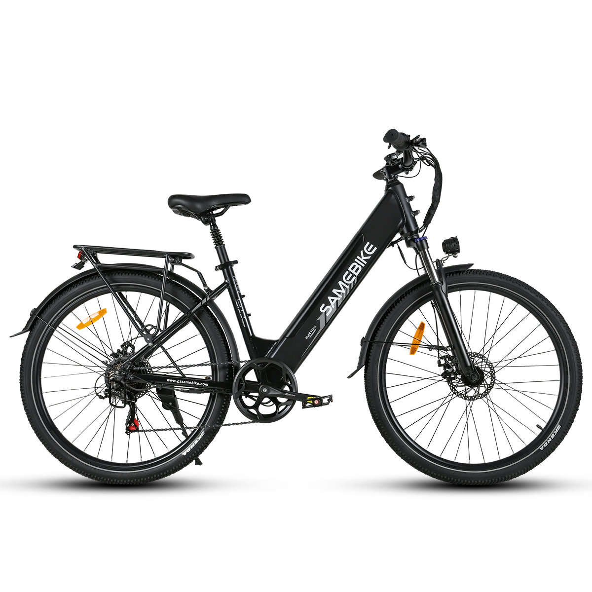 Una bicicletta elettrica nera con portapacchi posteriore e luci, su sfondo bianco.