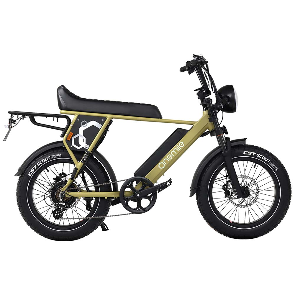 Una bici elettrica kaki con pneumatici larghi, sella nera e portapacchi posteriore.