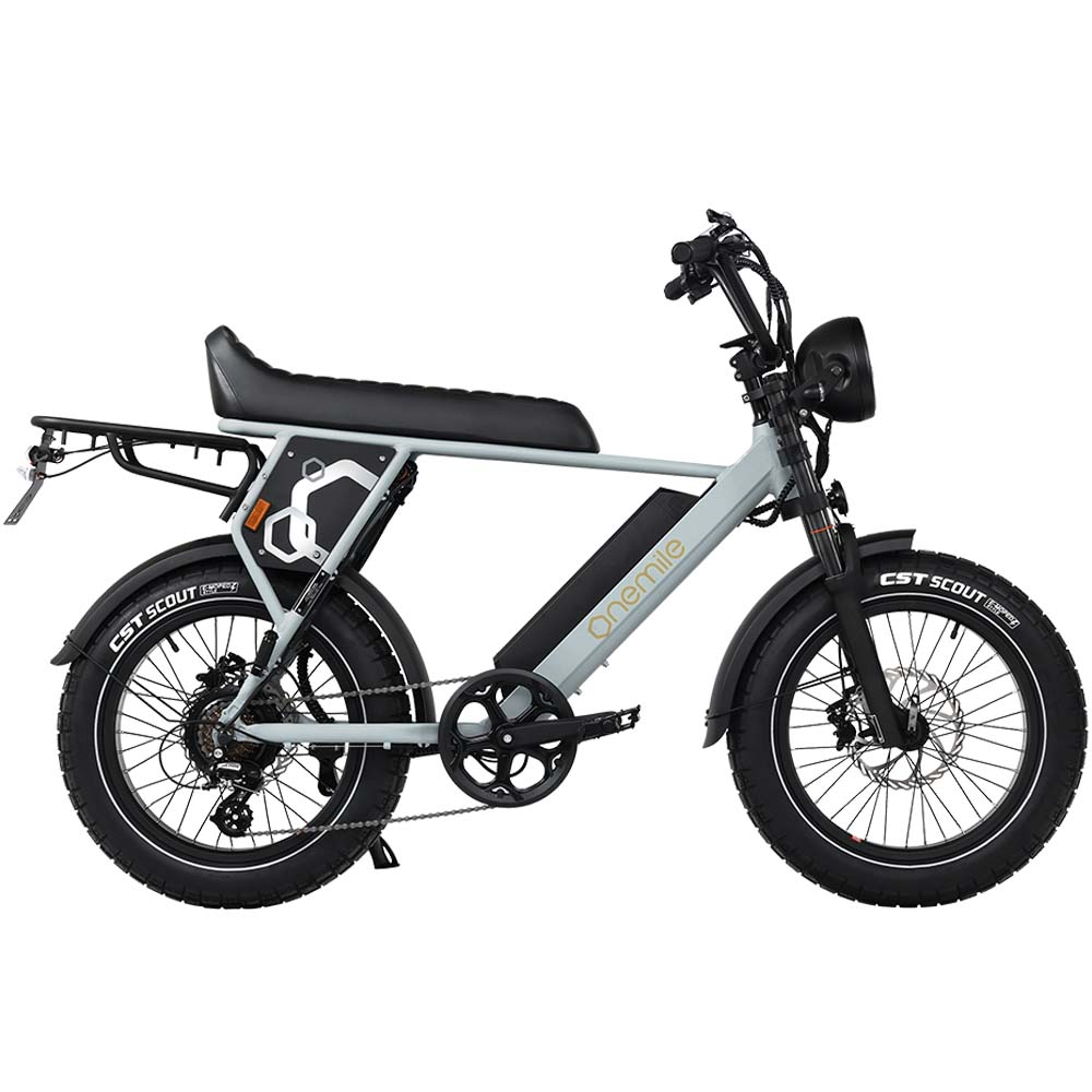 Una bicicletta elettrica grigio chiaro con sedile, parafanghi e pneumatici neri. Ha un portapacchi.