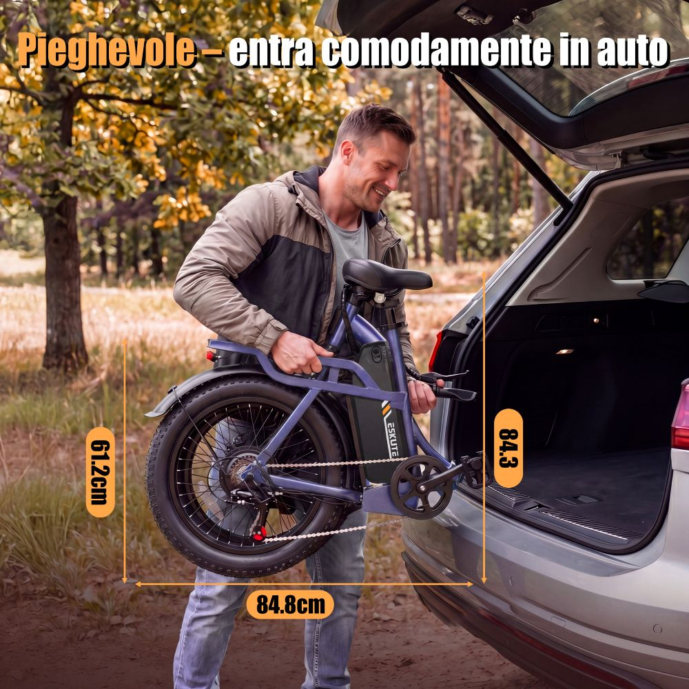Uomo con bicicletta elettrica pieghevole vicino al bagagliaio di un'auto.