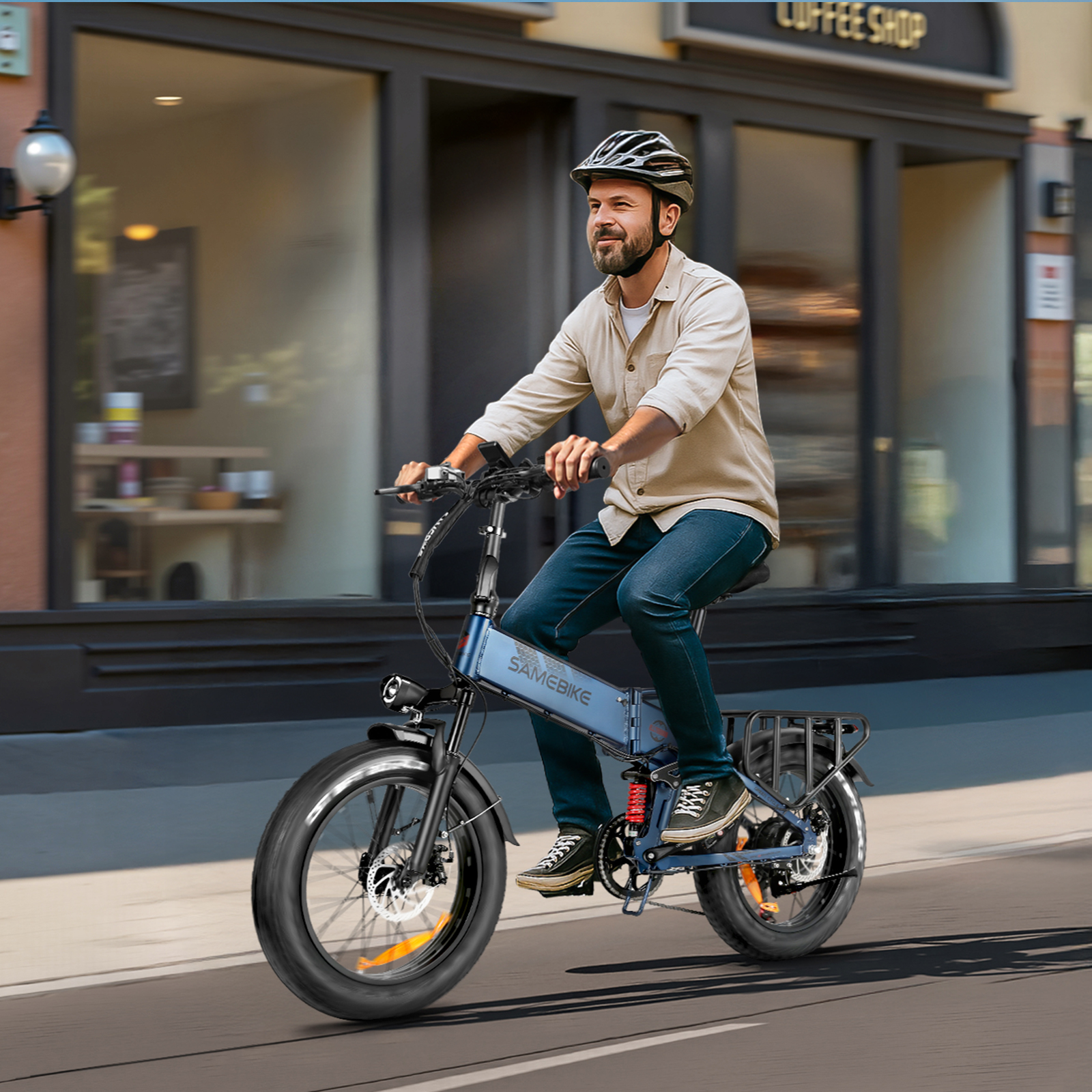 Hombre montando una bicicleta eléctrica azul en una calle frente a una cafetería.