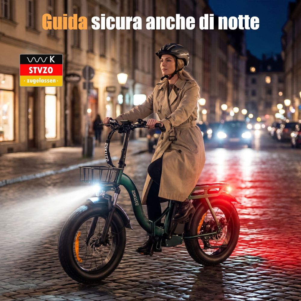 Una donna guida un e-bike di notte su strada acciottolata, con luci accese.