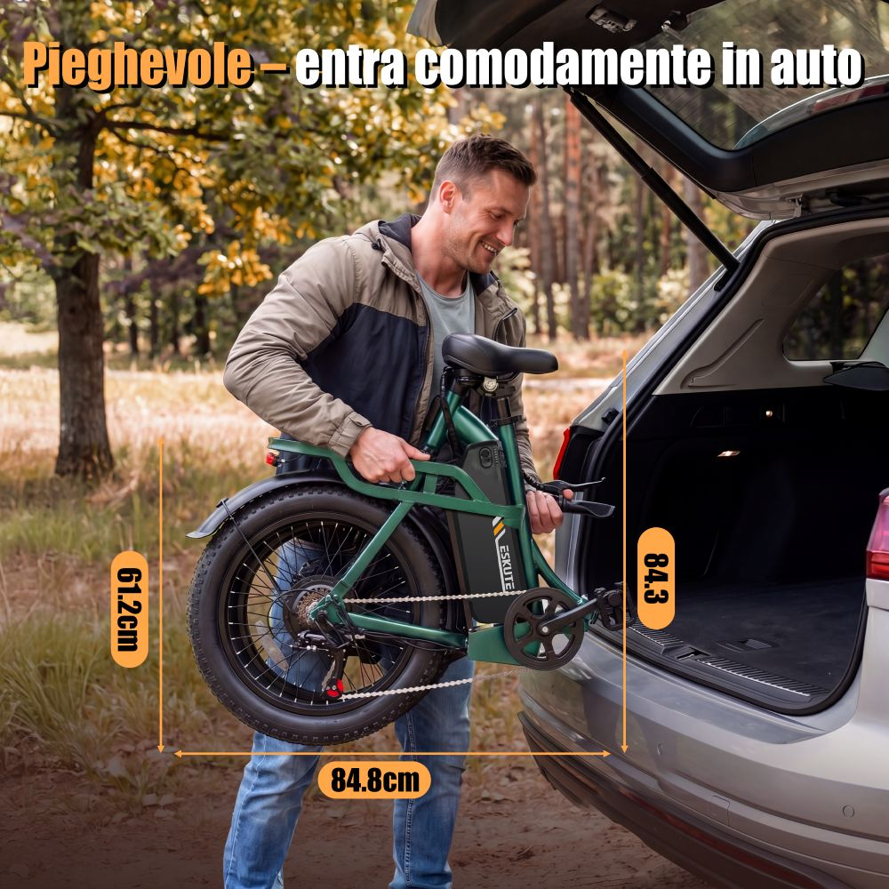 Uomo carica e-bike pieghevole in auto. Dimensioni indicate.