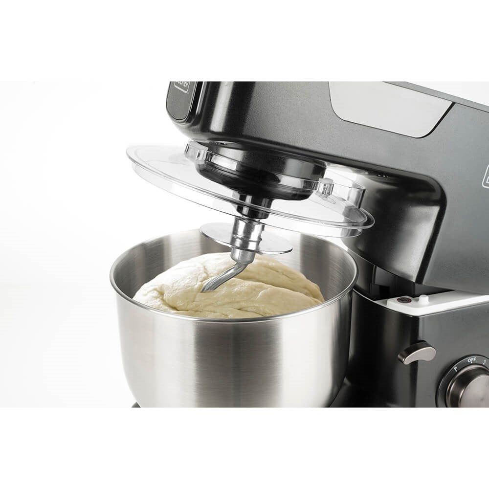 Ein Küchenmixer mit Teighaken mischt hellen Teig in einer Edelstahlschüssel.