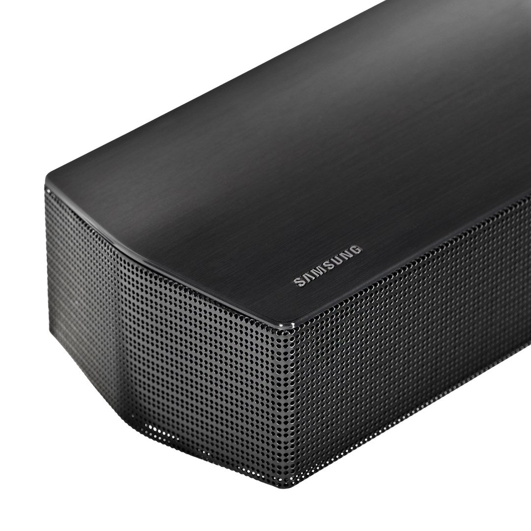 Schwarze Samsung Soundbar mit perforiertem Frontgitter und gebürsteter Metalloberseite.