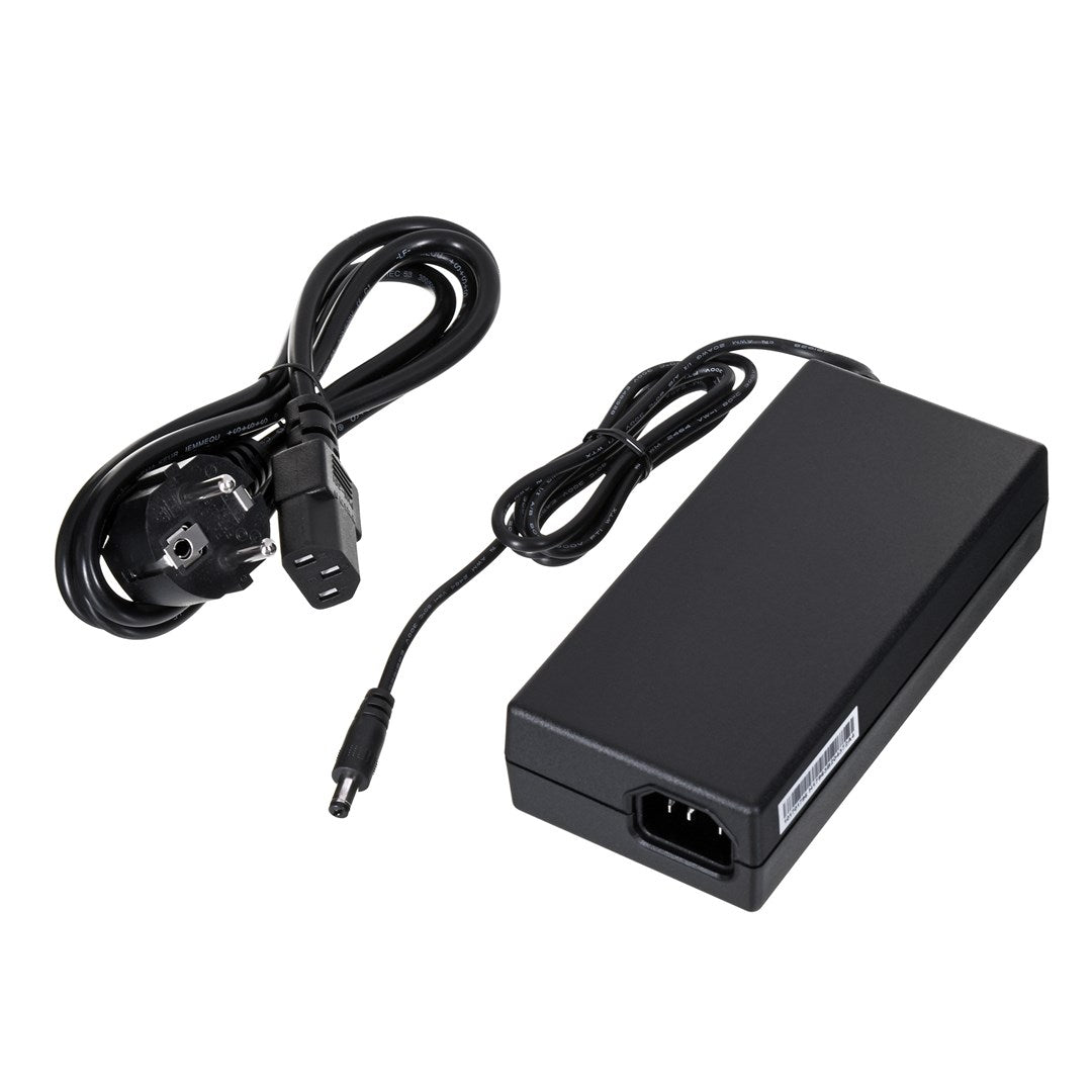 Schwarzer Netzadapter mit Kabeln: ein Eurostecker, ein IEC-Stecker und ein Hohlstecker.