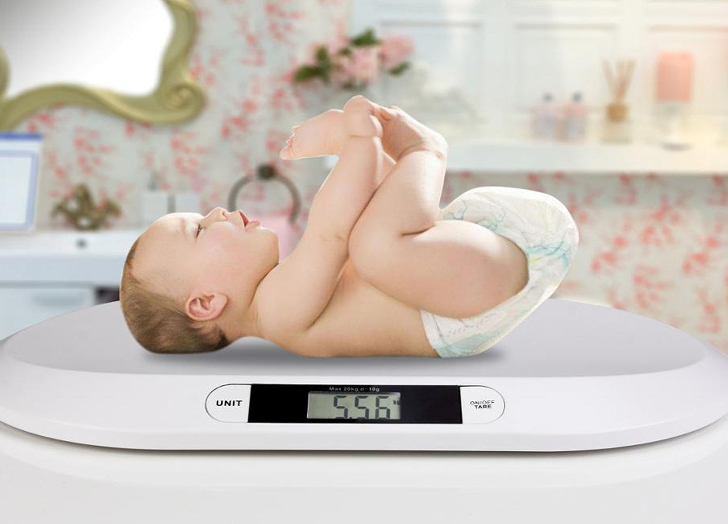 Ein Baby in Windeln liegt auf einer digitalen Waage. Das Display zeigt 5.56 kg.