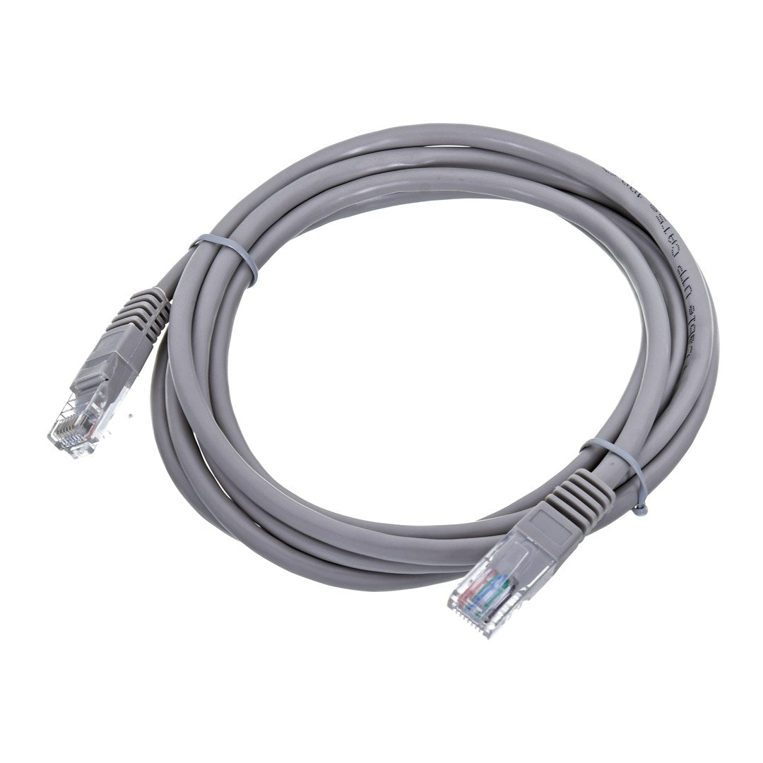 Graues Ethernet-Kabel mit RJ45-Steckern, auf weißem Hintergrund.