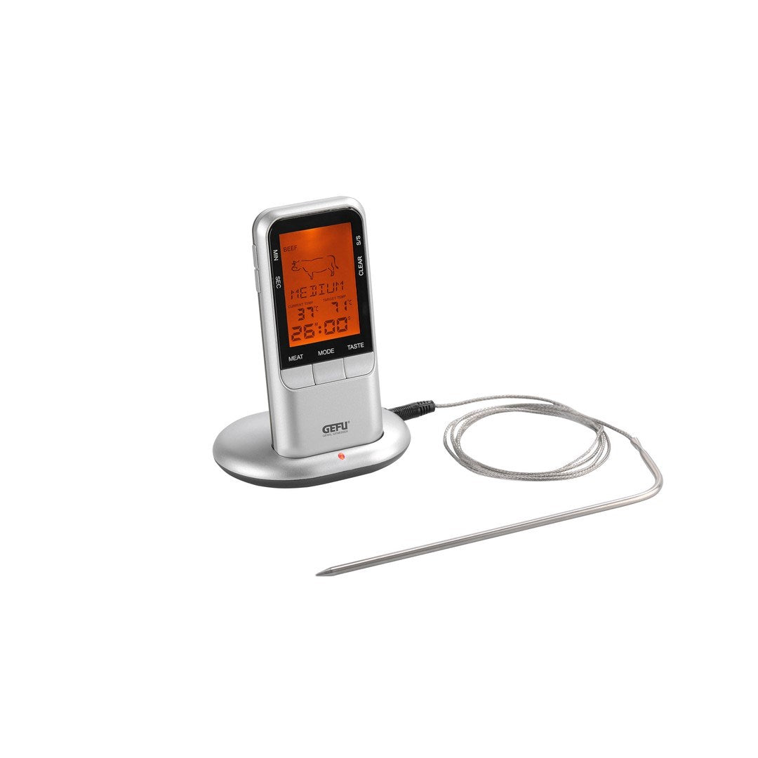Silberner digitaler Fleischthermometer mit Sonde und Kabel, zeigt Rindfleisch Medium an.