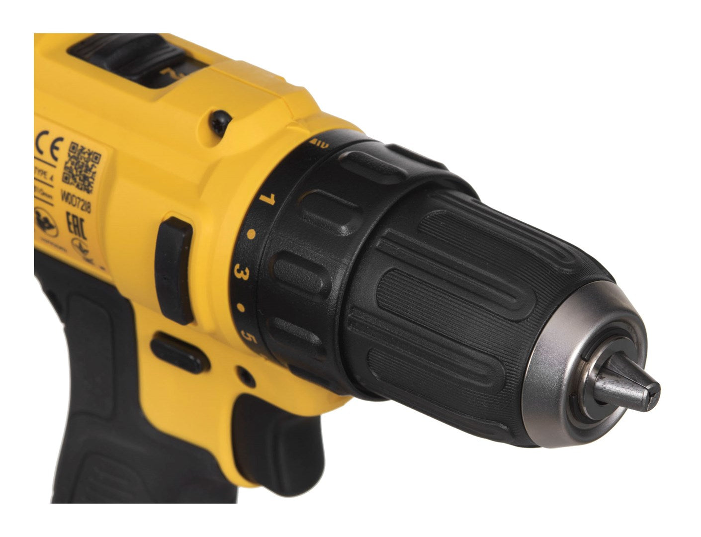 Gros plan d'une perceuse jaune avec manche et mandrin noirs, sur fond blanc.